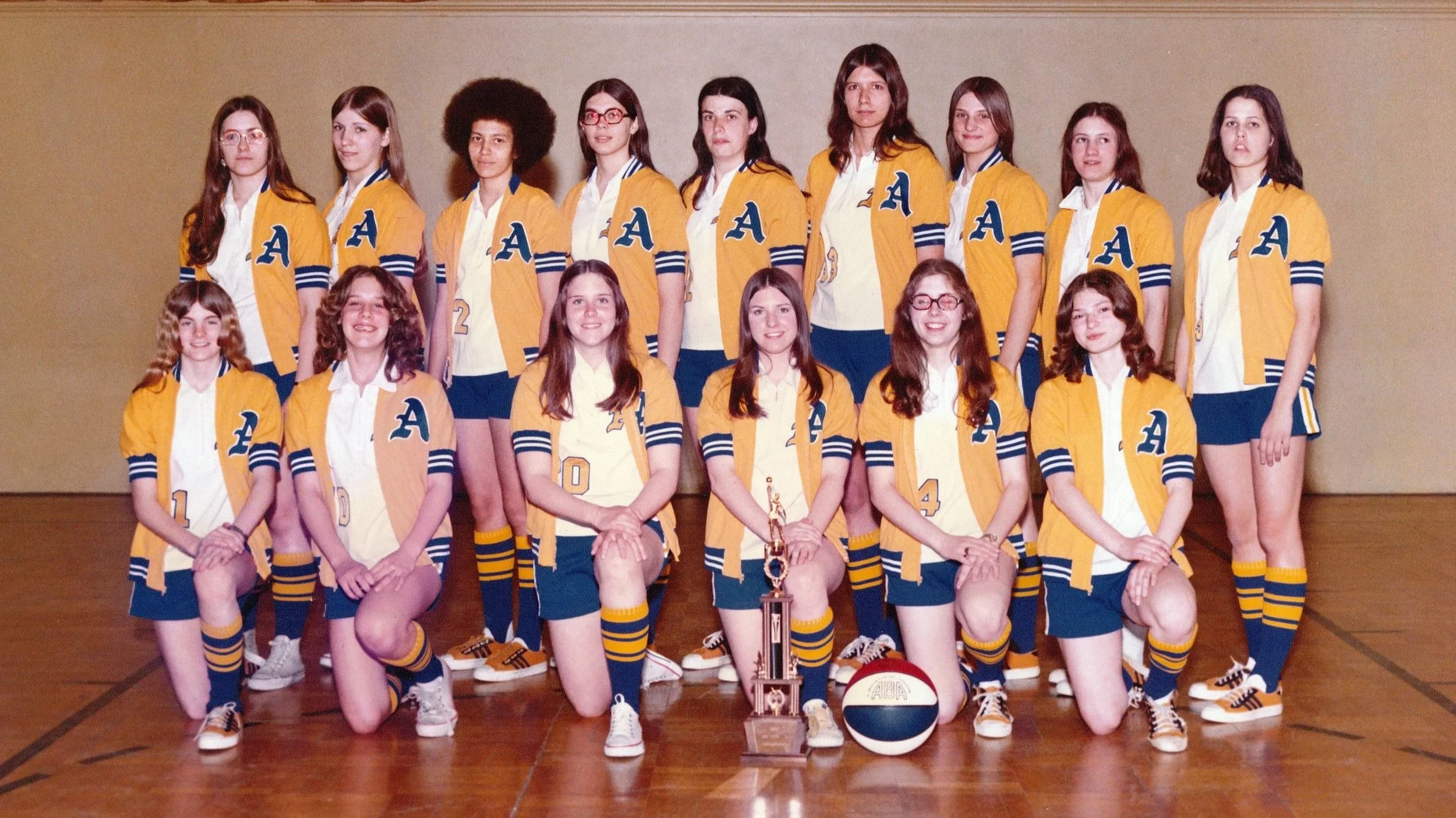 1972-73+Basketball+Team+Color.jpg
