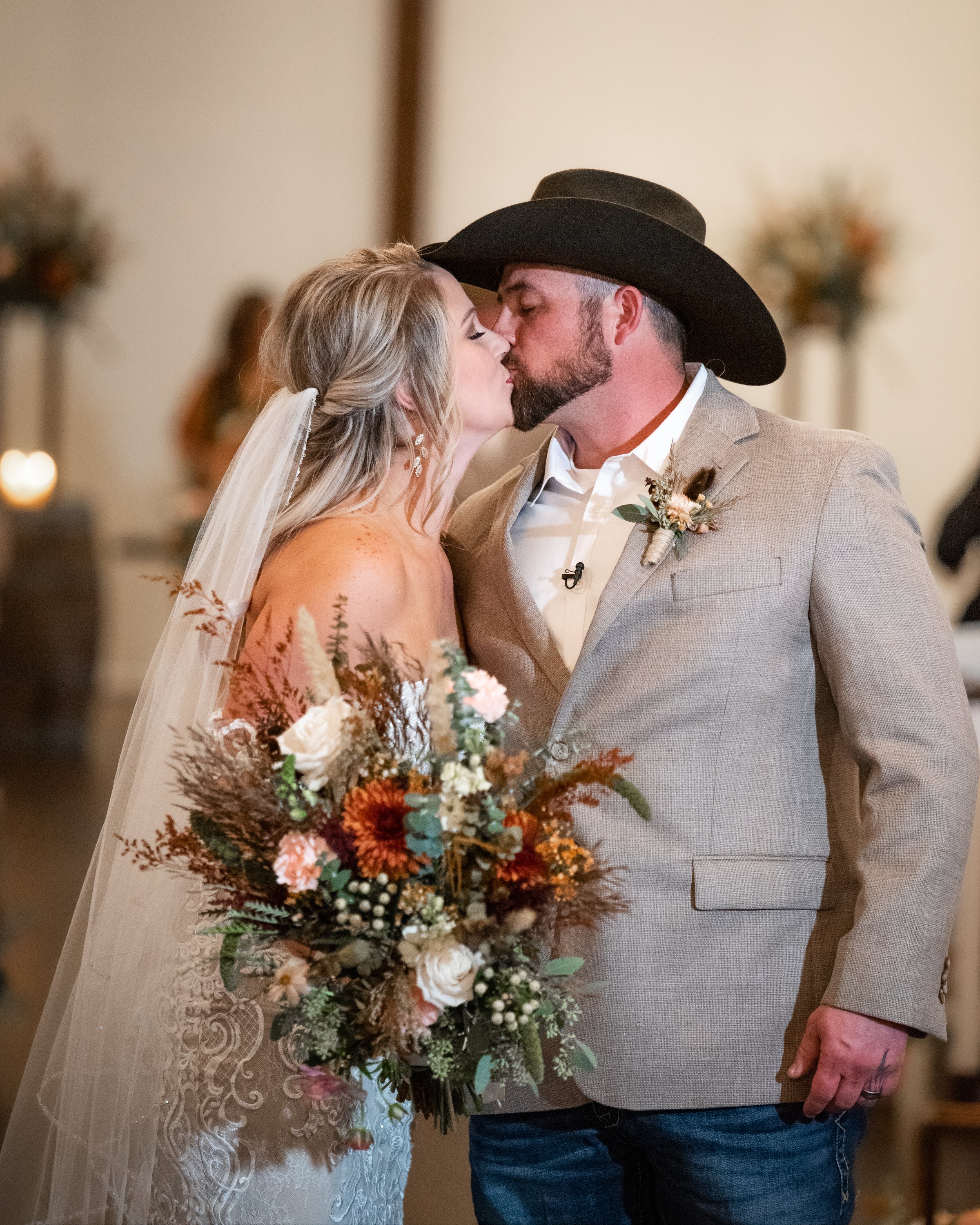  Central Texas Wedding Photographer Servicing Fort Worth to Houston and Beyond.  A few cities that we frequent, but aren’t limited to: Waco, Weatherford, College Station, Houston, Fort Worth. 
