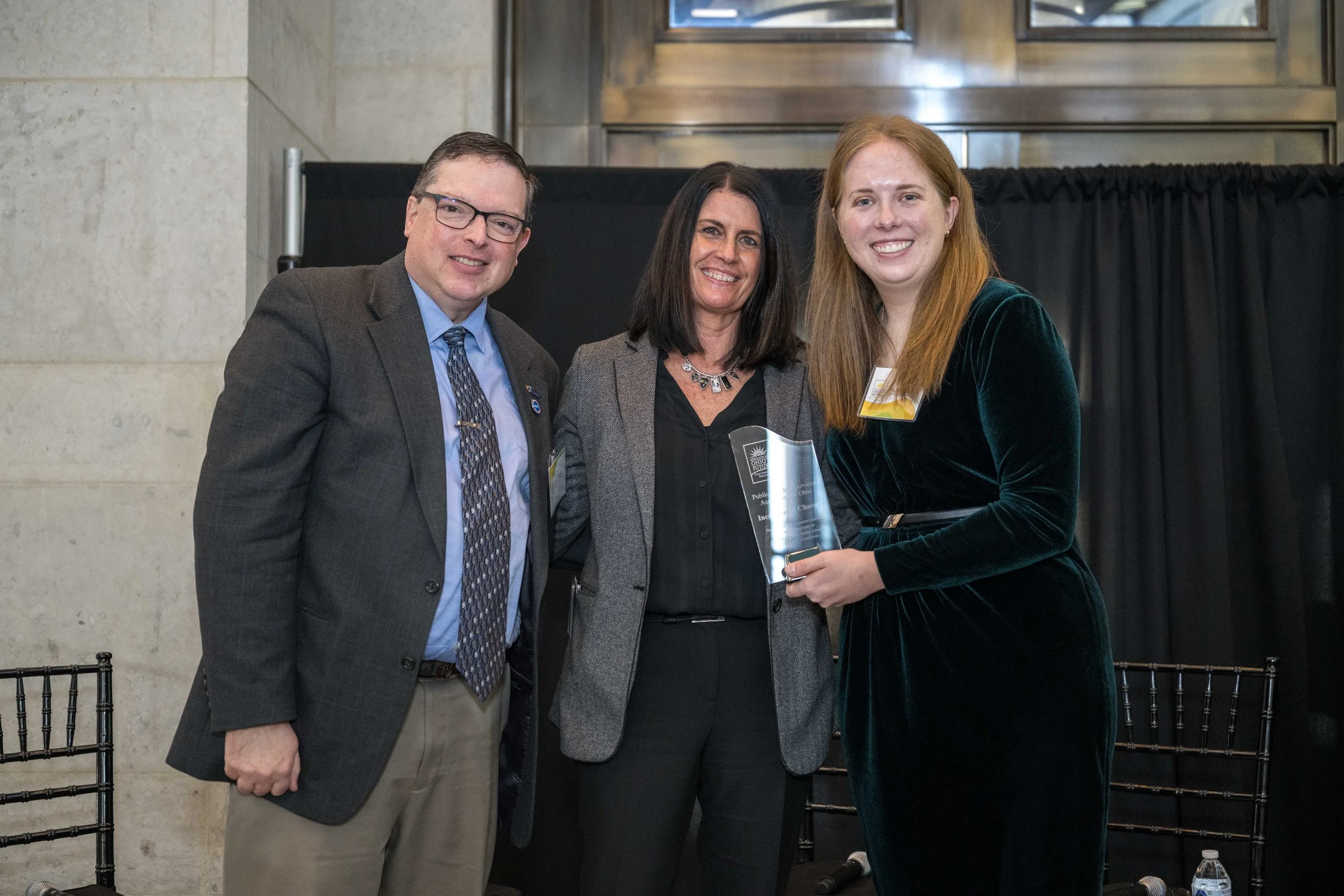  Scott Britton and Angela Sausser accept AOF’s Incubator for Change Award, recognizing the Public Children Services Association of Ohio’s fiscal agency of AOF from 2010-2016. 