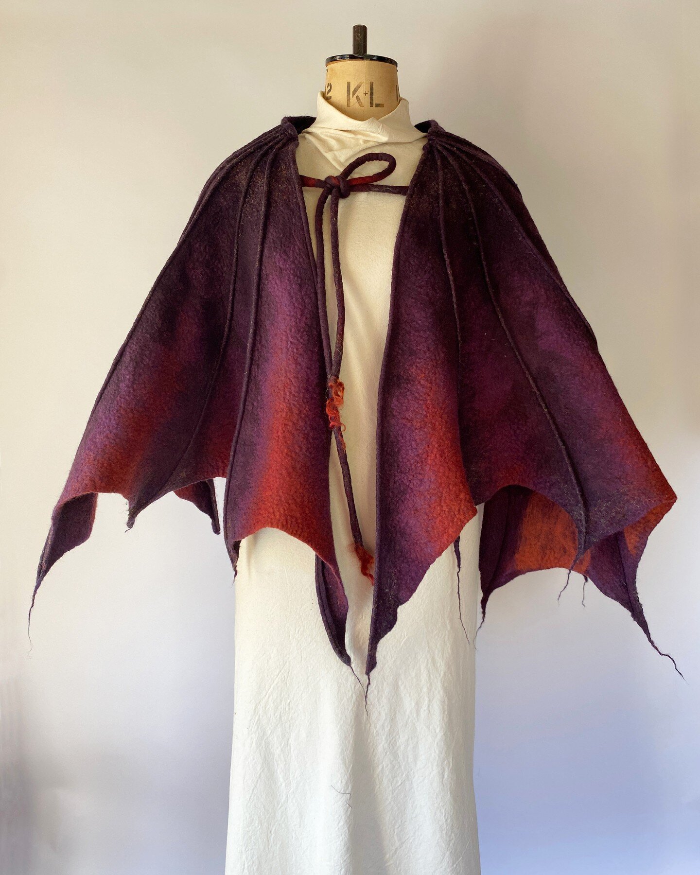 AwesomeCon here we come! One of my aspirations this year is 'No panicking right before a show!'. So far.....so so. 😏 The 'Twilight Dragon Wing cape' is the show exclusive AwesomeCon this year. I've been working on this design for over a year. Make s