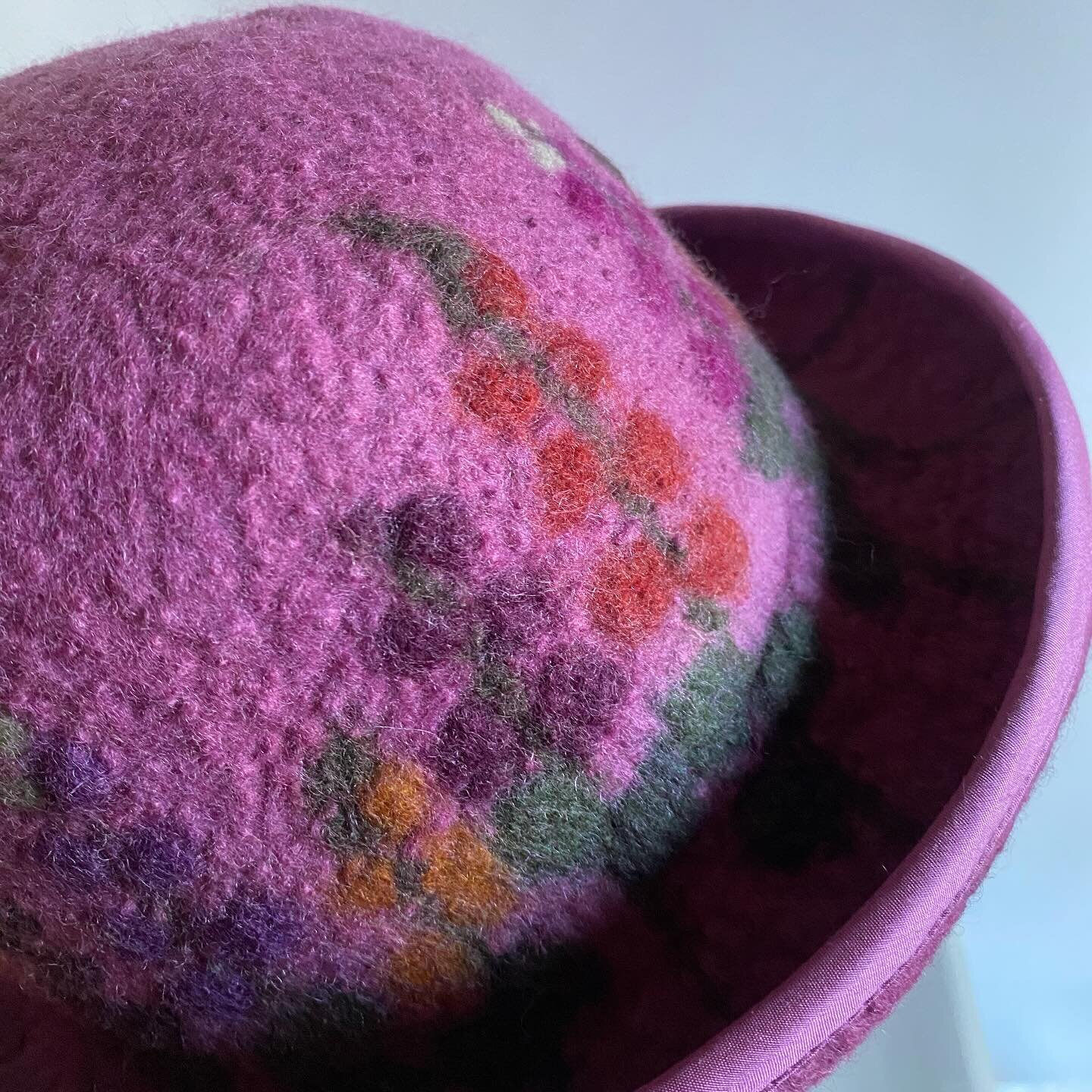 The Eliza asymmetrical derby rockin&rsquo; some Hollyhocks for Capital Crafts in Chantilly, VA this weekend.  Booth 220. 
3rd show in a row 😮&zwj;💨😜🏃&zwj;♀️

#ooakhat #handfeltedhats #handmadehats #buyhandmade #hollyhocks #wintergarden #pinkhat #