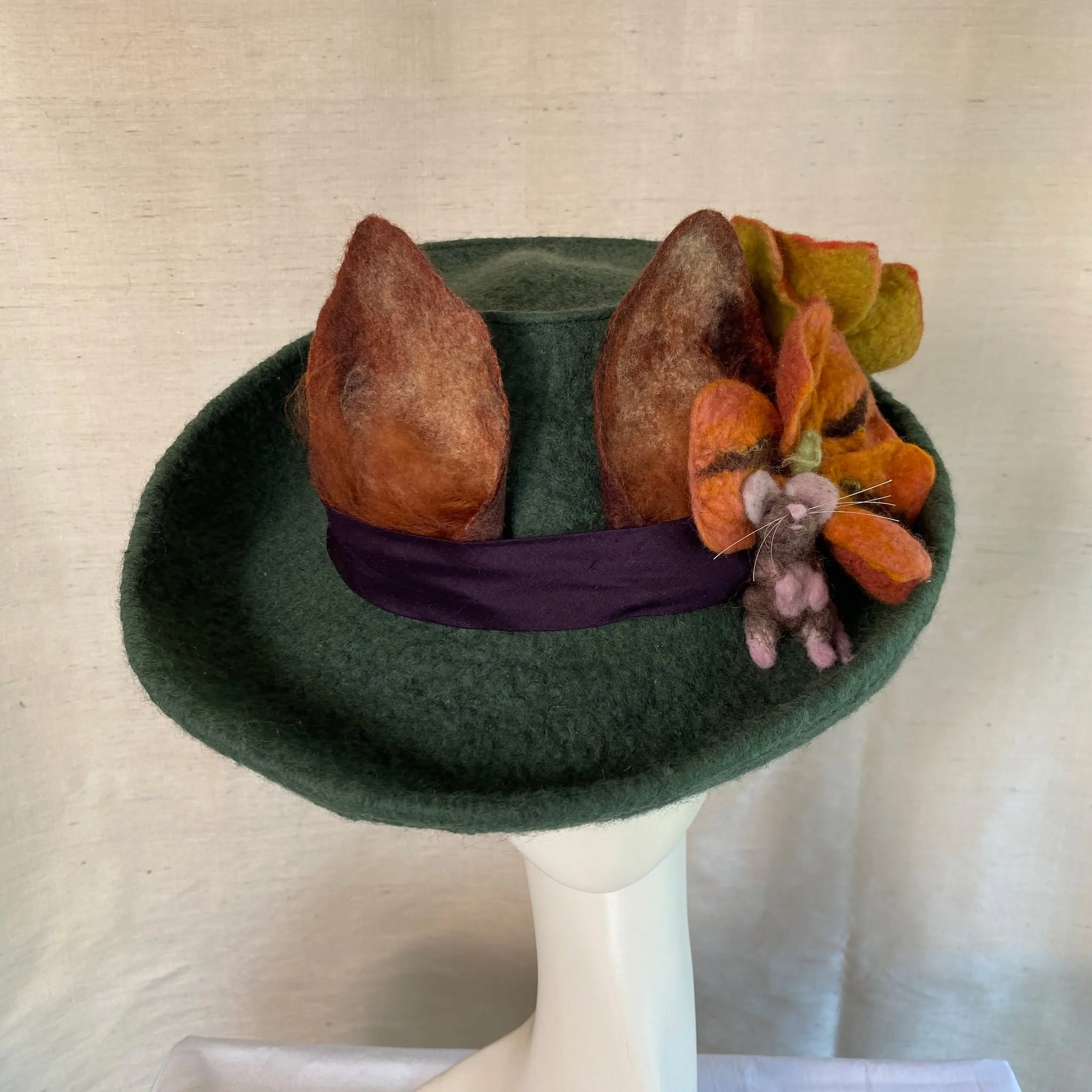 We are in Richmond, VA this weekend at @galaxyconrichmond! Here is my show exclusive for this show, a green fox and mouse hat perfect for the beginning of spring. This is my first time attending GalaxyCon Richmond and I am super excited to hopefully 