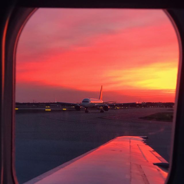 Flying the fiery sky&rsquo;s. 
#airplanewindow #sunset #saturated #red #layers #clouds #atl