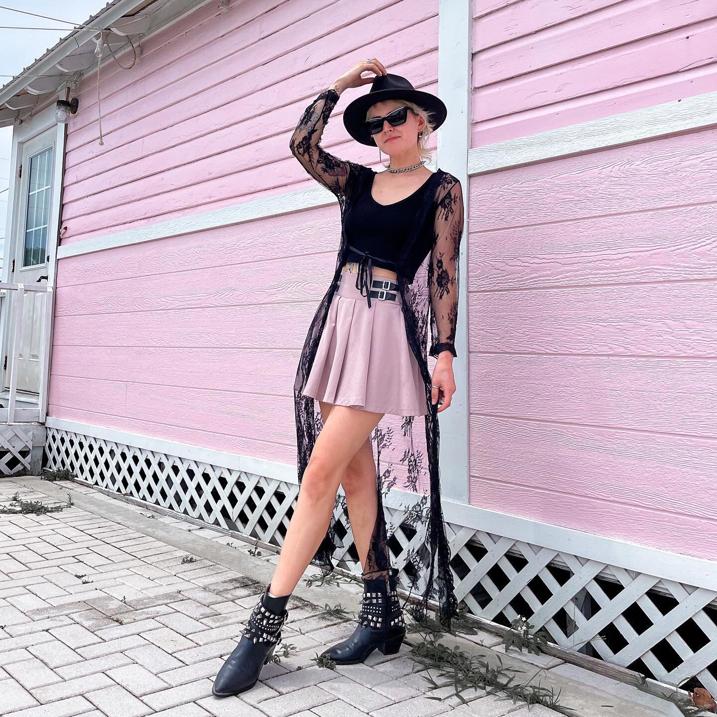 April dump ✨ this pink house in New Smyrna Beach was made for me and my pastel emo outfits 🥹

I finally lit my own palm torches and had a little freestyle which only made me fall more in love 🔥 

There was a giant pillar plastered with Fall Out Boy