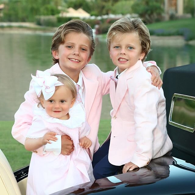 Rolling into Memorial Day Weekend in a rumble seat! So much to be grateful for!! #siblings #siblingslove #love #gratitude #siblingphotography #pink #pukatuka #danielandsofiachildrenswear #oscardelarentakids #weeonesbows #rumbleseat #family #familytim