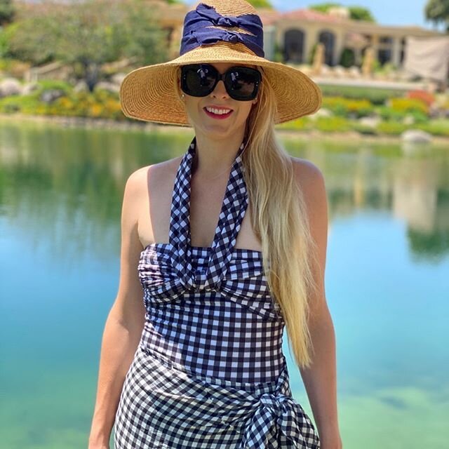 Happy Wednesday! I had quite a few messages about my swimsuit yesterday and it is currently on sale @modaoperandi ❤️ I have always been a gingham lover and this @silviatcherassi suit and cover up check all the boxes for me in terms of fashion and fun