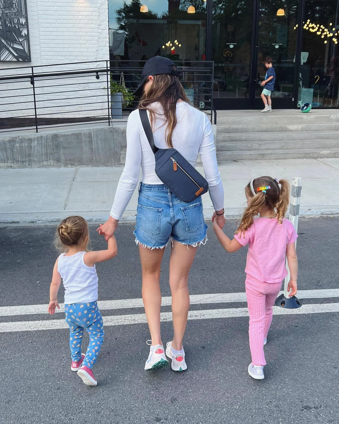 Mom on-the-move 💫 @jenniemonness #macksime #slingbag #beltbag #fannypack #mombag