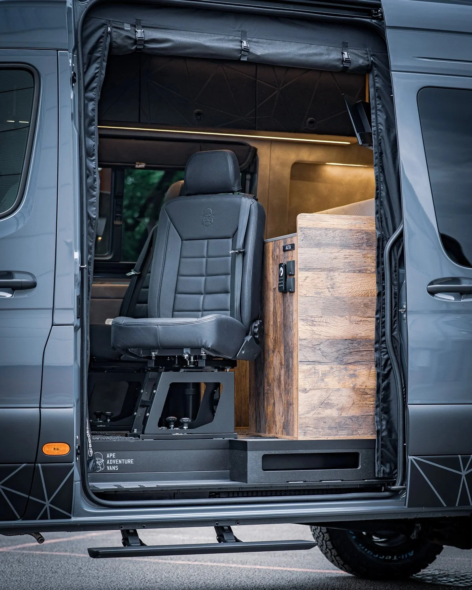 Alpha Dynamik auto deploy electric steps for Mercedes Sprinter and 06/18 VW Crafter