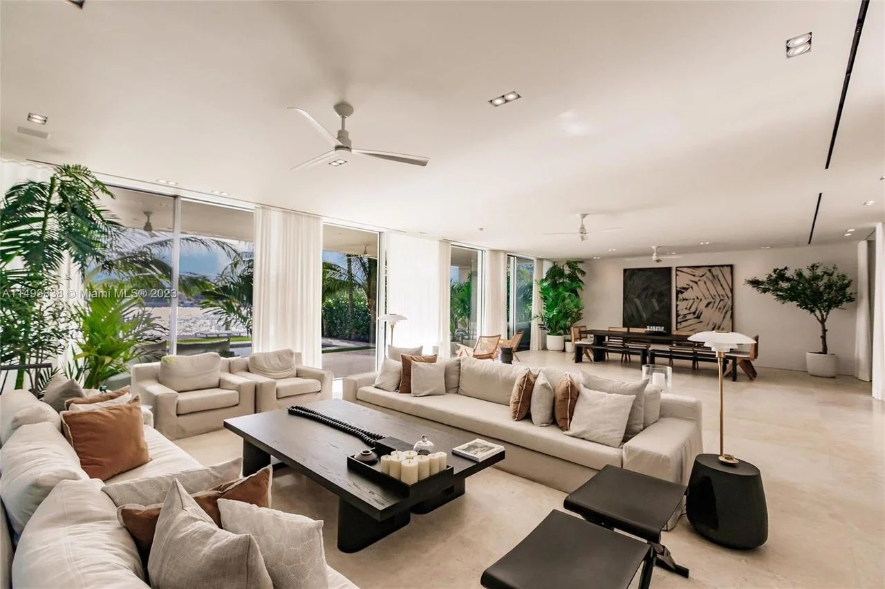 a modern interior with warm furnishings, perfectly mixing new and old with furniture from Restoration Hardware, antiques like the Louis Poulsen table lamps, and original artwork.