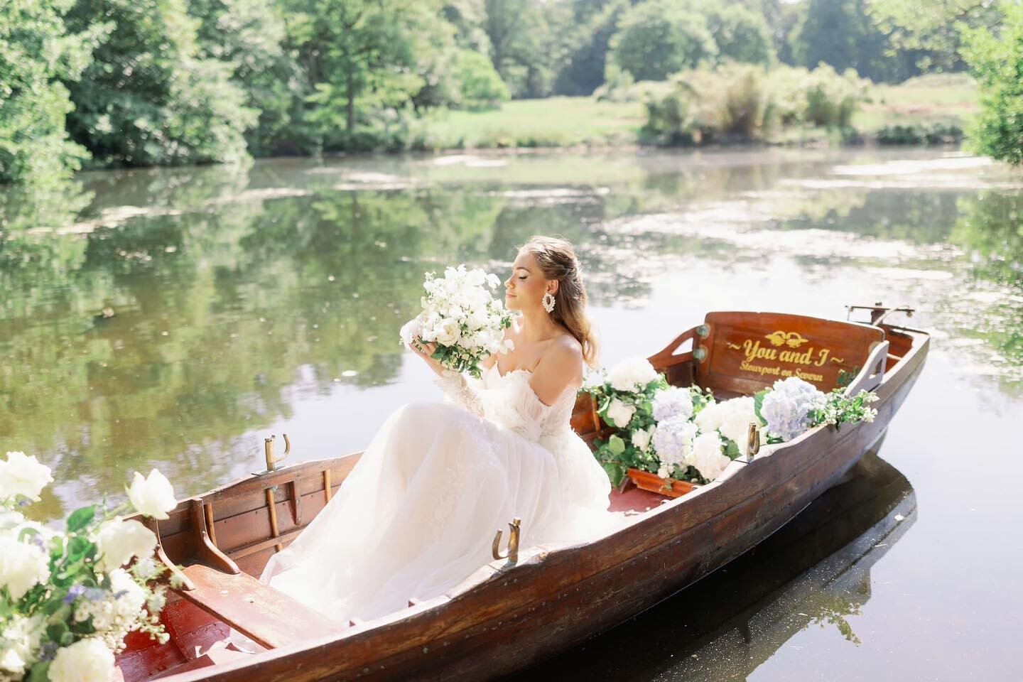 Idyllic scenes of Elle rowing her way around the stunning lake at @worsteadweddings surrounded by blue and white hydrangea 🤍 🤍 Floral design @thebotanyhouse 
Planning @hardestyeventdesign 
Photography @camillajoyphotography 
Venue @worsteadweddings
