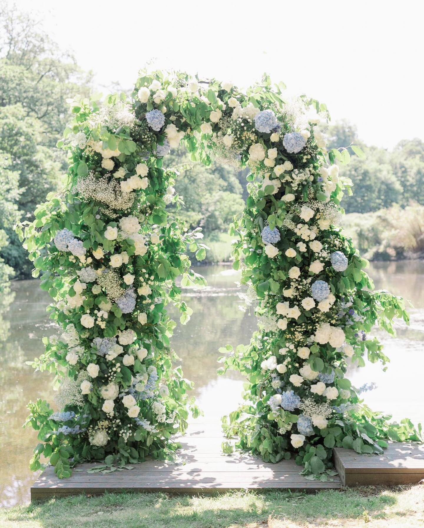 Hundreds of blue and white blooms, an idyllic lakeside and laughter with good friends - the description of a perfect day for a wedding florist. Thank you so much to everyone who helped bring my idea to life, the result is sensational 🤍 Floral design