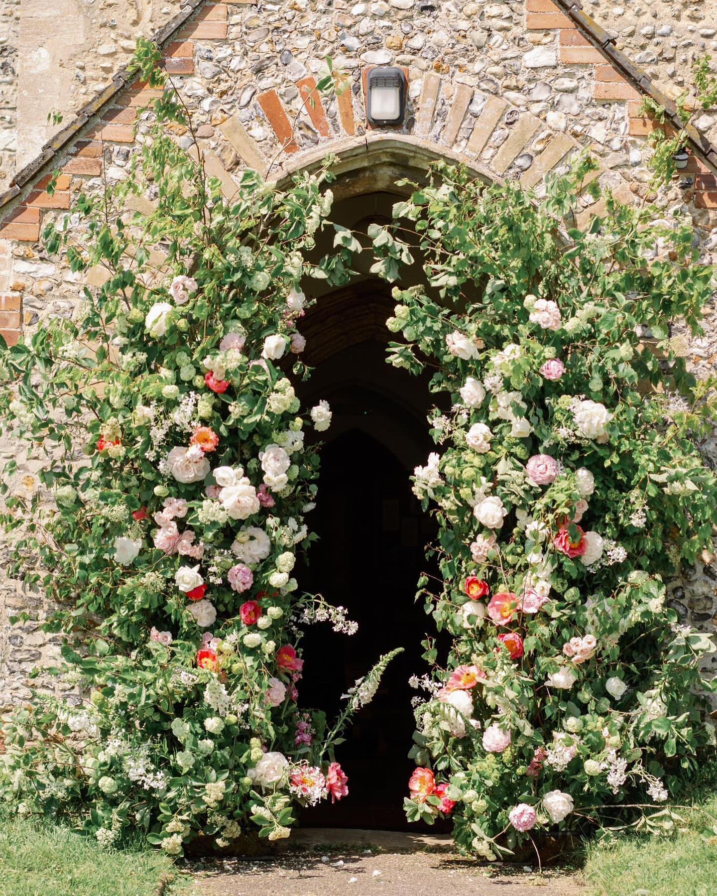 Wow what a weekend! Full of sunshine, peonies, flowery friends and north Norfolk countryside 🌸 first 5 photos taken by me, edited by @camillajoyphotography #maybride #englishgarden #fineartwedding #fineartflorist #weddingarch #fineartceremony #finea