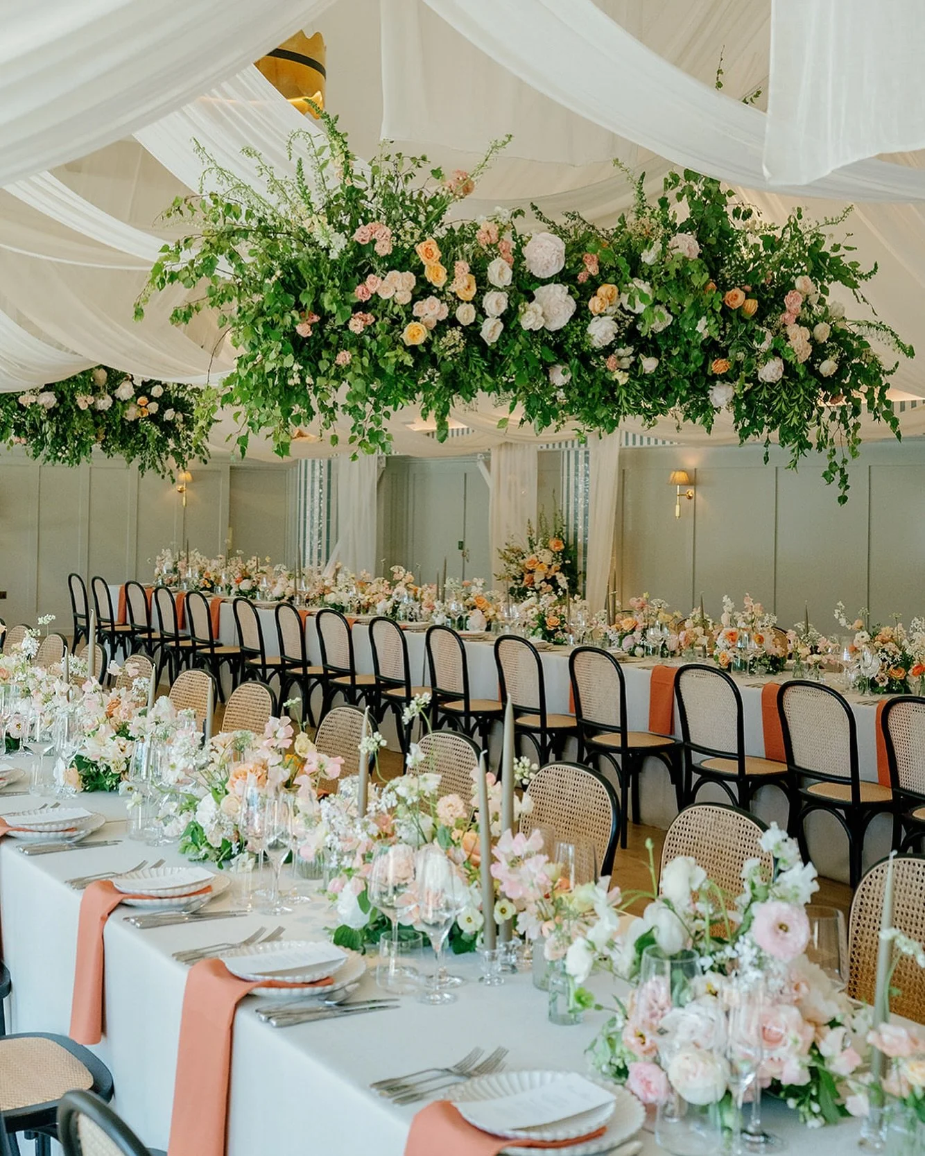 Dreamy May Tablescapes 🍊 @rebecca.getwed @helen.getwed @jessicalilyphotography @kinhousewiltshire @drap.d_ @chiqas_music @rossmclaughlanhair @harrietgallon.muah @sugarplumbakeskingston @weddingsmashers @blacksaucerstableware @just_4_linen @theweddin