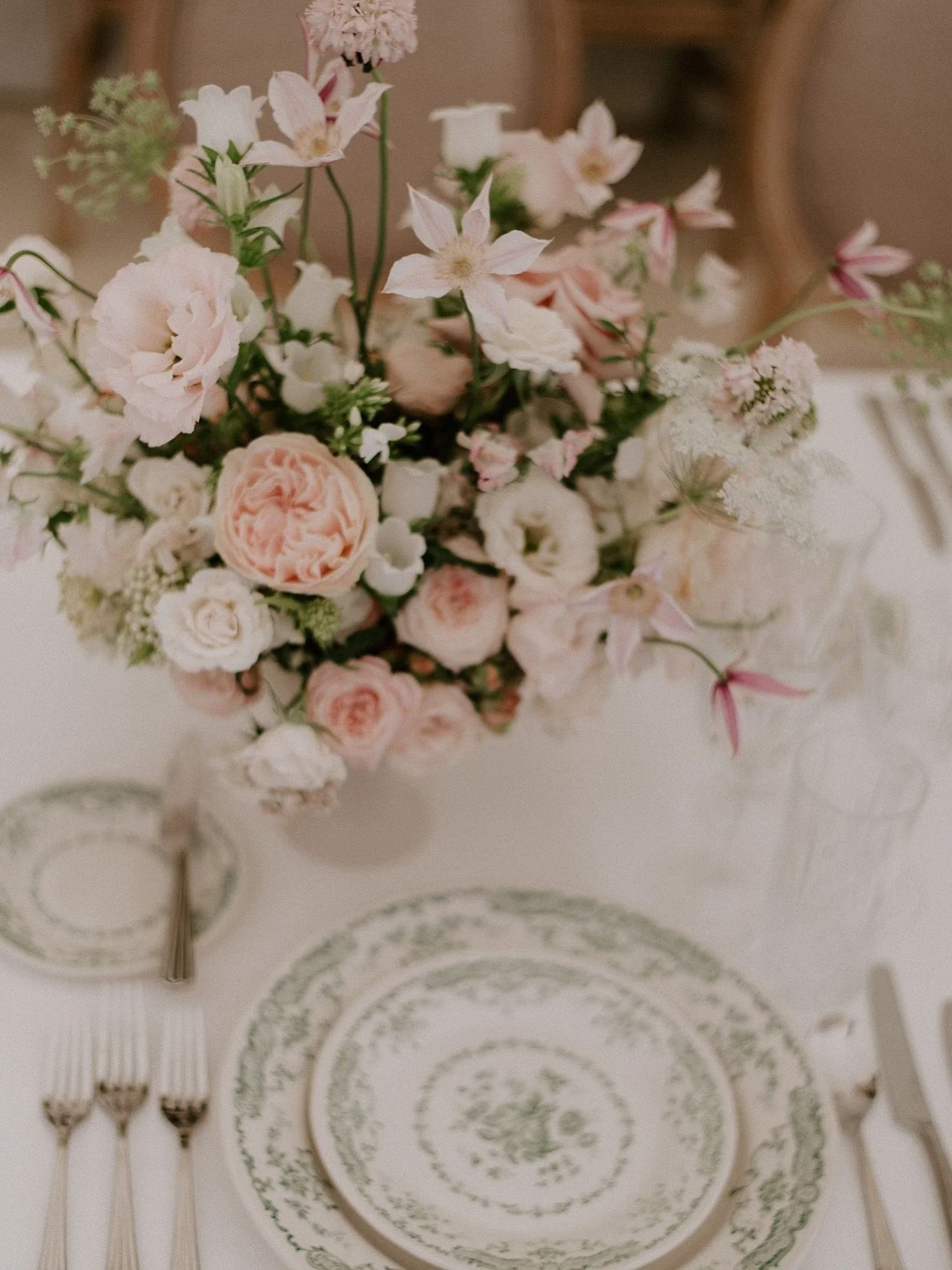 Delicate layers of pink and endless ruffles. Thank you to @clementineandthewild for the stunning photos 🌸 #gardenwedding #marqueewedding #floraltablescape #englishcountrysidewedding #gardenstyleflorals #floraldesigner