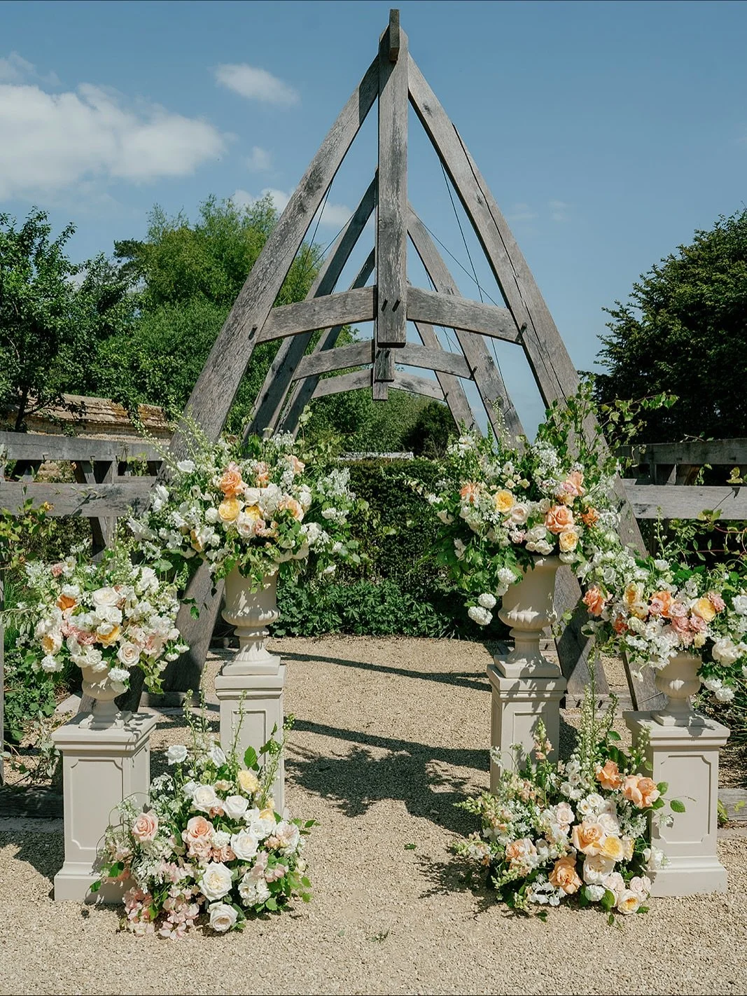 A Kin House summer ceremony for Amelie and Frederico 🧡 @rebecca.getwed @helen.getwed @jessicalilyphotography @kinhousewiltshire @drap.d_ @chiqas_music @rossmclaughlanhair @harrietgallon.muah @sugarplumbakeskingston @weddingsmashers @blacksaucerstabl
