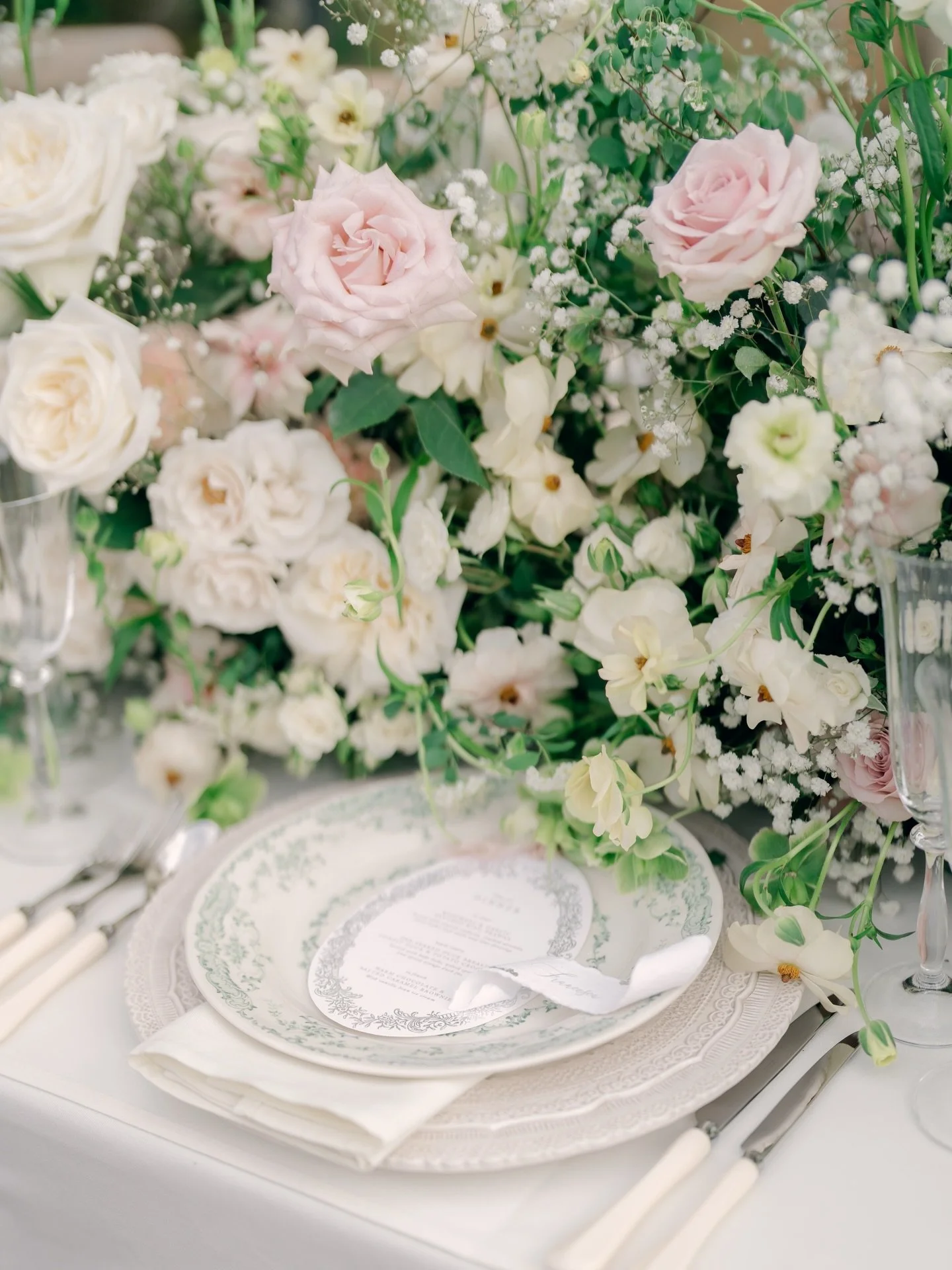 Part 2 
With @charlenewebbphotography @sudeleycastleweddings @roberta_burcheri_events @theluxecollectionuk @white_orchid_print_and_design @northfieldslinenhire @regencychandeliers #floraldesigner #fineartflorals #luxuryflorals #gardenstyleflorals