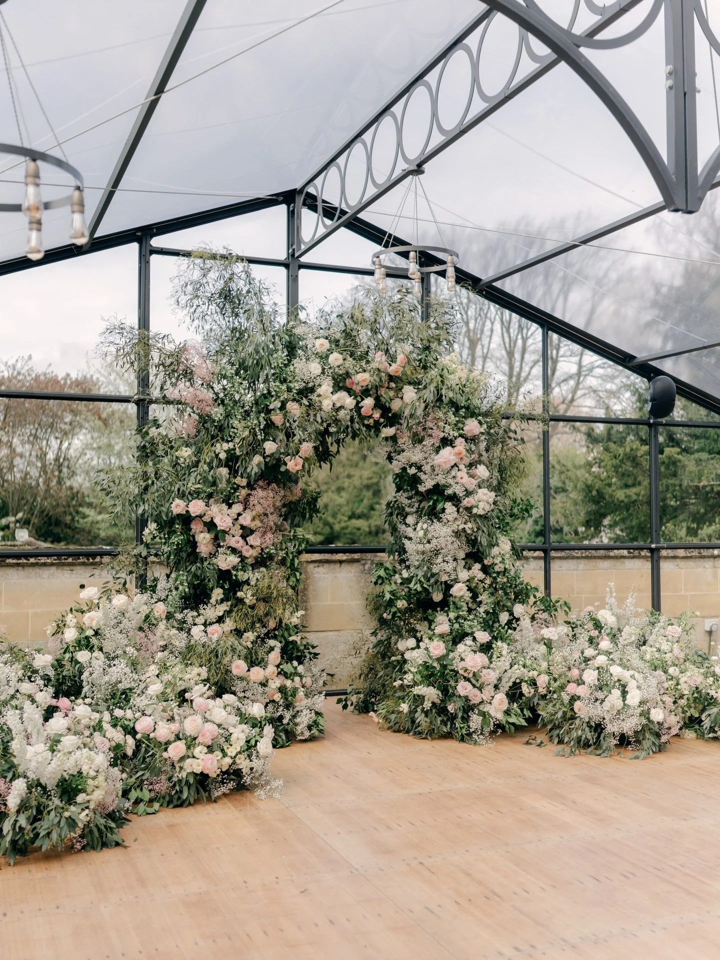 Designing installations the same way a garden grows. Perfectly and thoughtfully placed yet never too forced. Effortlessly soft and full of gentle movement 
With @charlenewebbphotography @roberta_burcheri_events @sudeleycastleweddings #gardenstyleflor