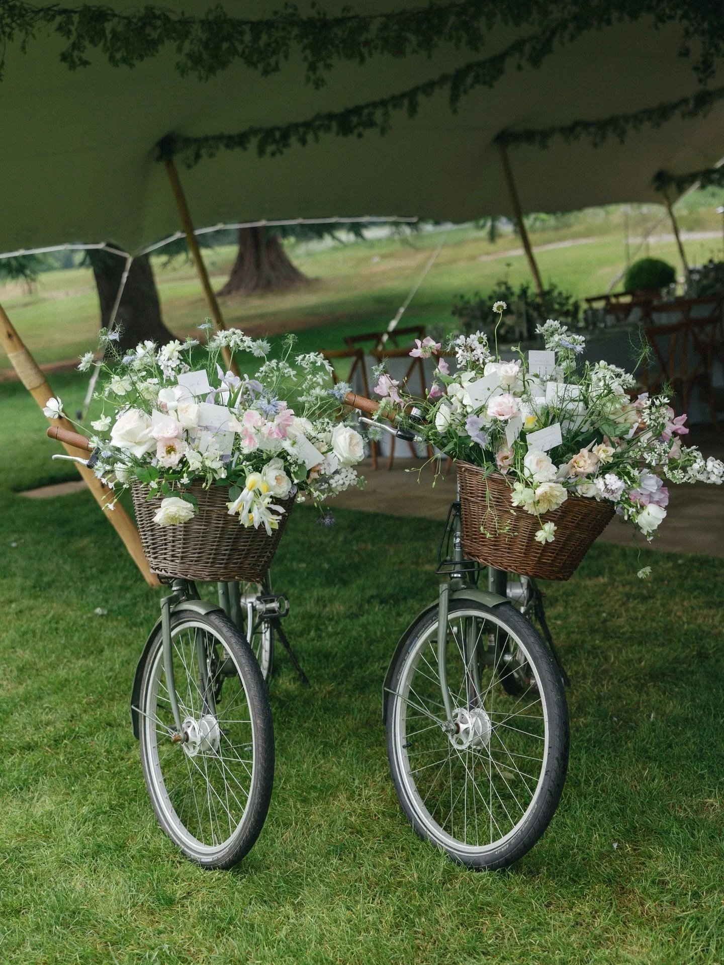 I like for my work to feel warm, enchanting and immersive.The kind of designs that invite people to pause, to notice small details and to feel completely at ease in their surroundings.
Whether it&rsquo;s a tiny arrangement or a full installation, the