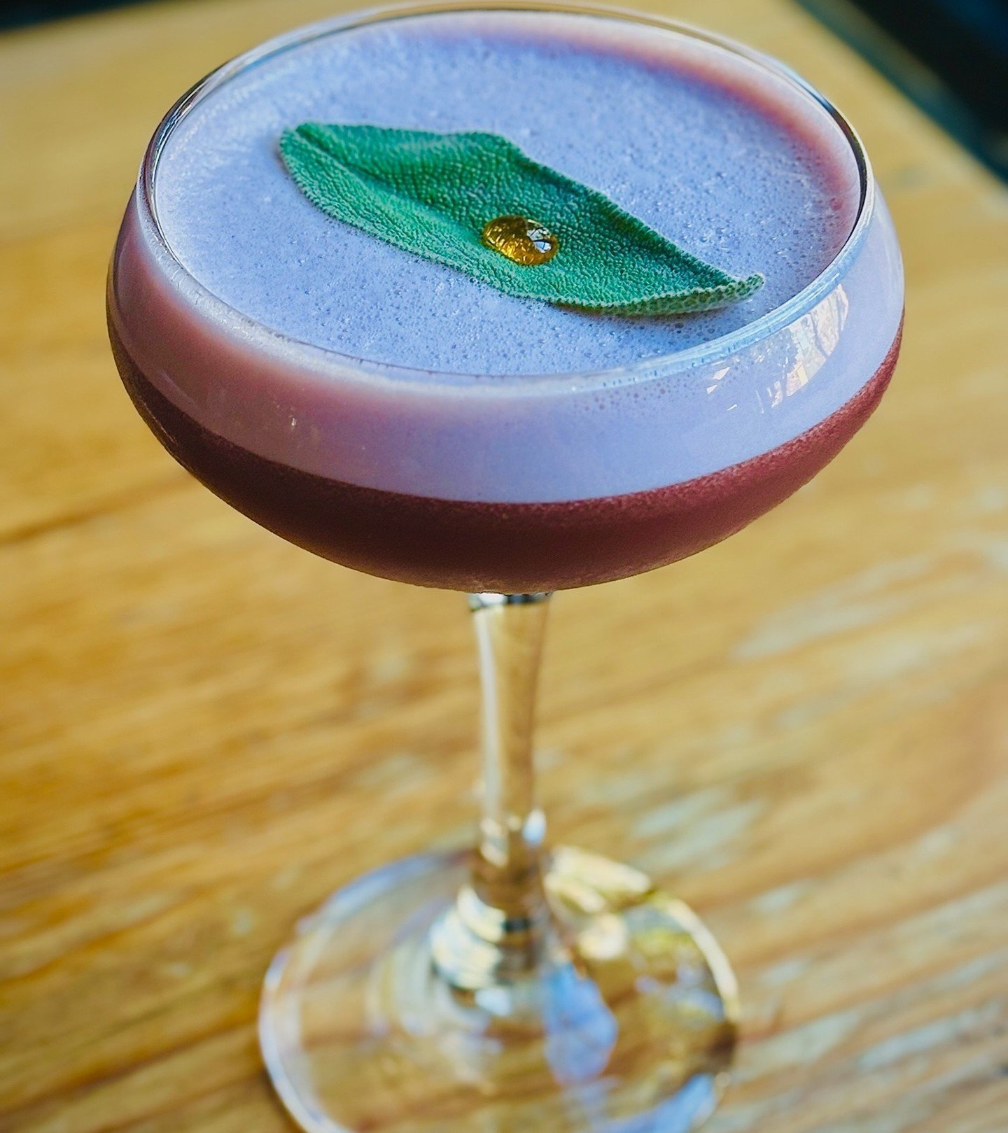 A pre-Thanksgiving cocktail is in order! 

Queen Bee @theparlorpizzeria
@2barspirits Bottled in Bond Bourbon
Blood Orange
Honeysuckle 
Acai 

👋 🦃