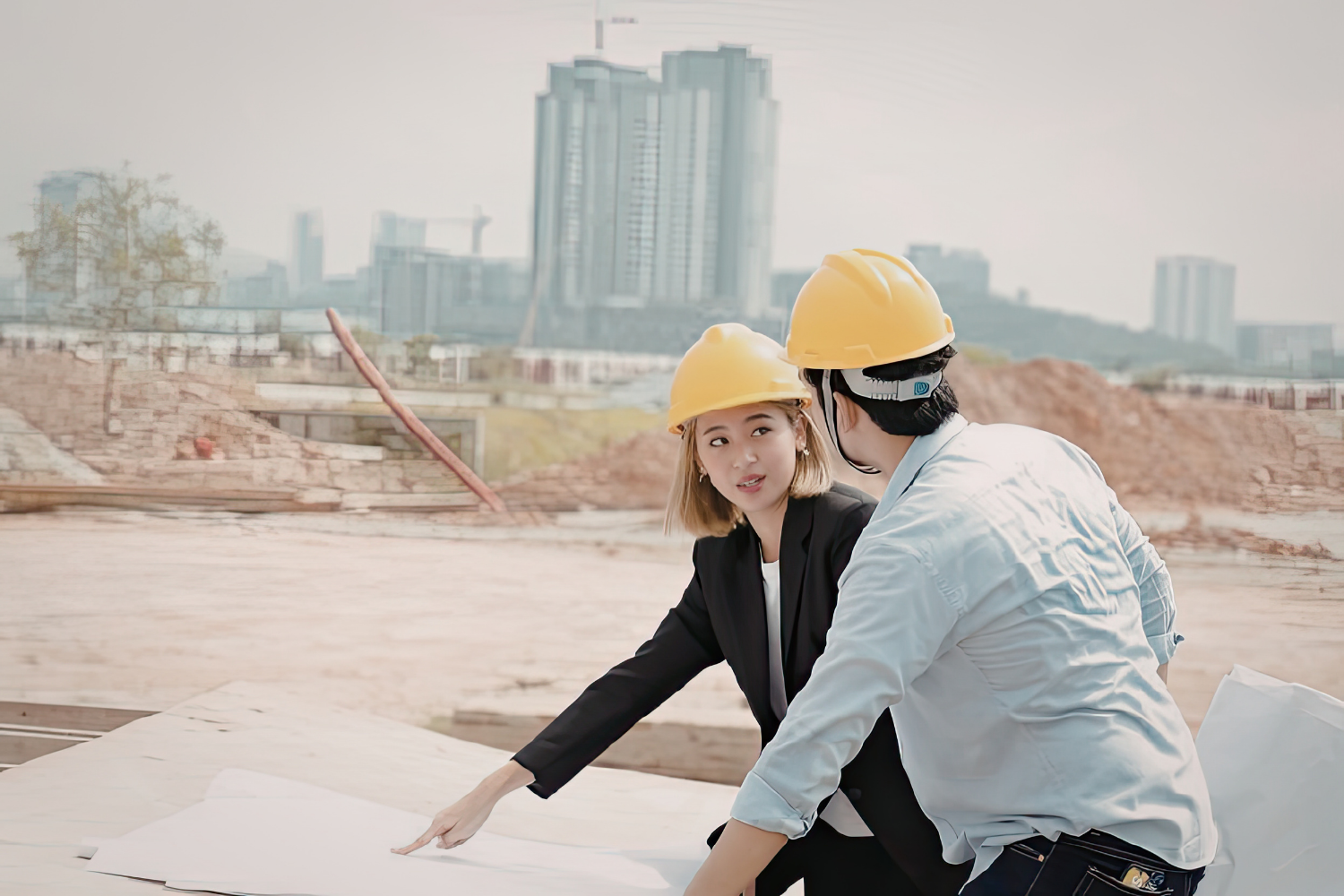 Builder and client discussing plans on site to ensure clear communication during construction