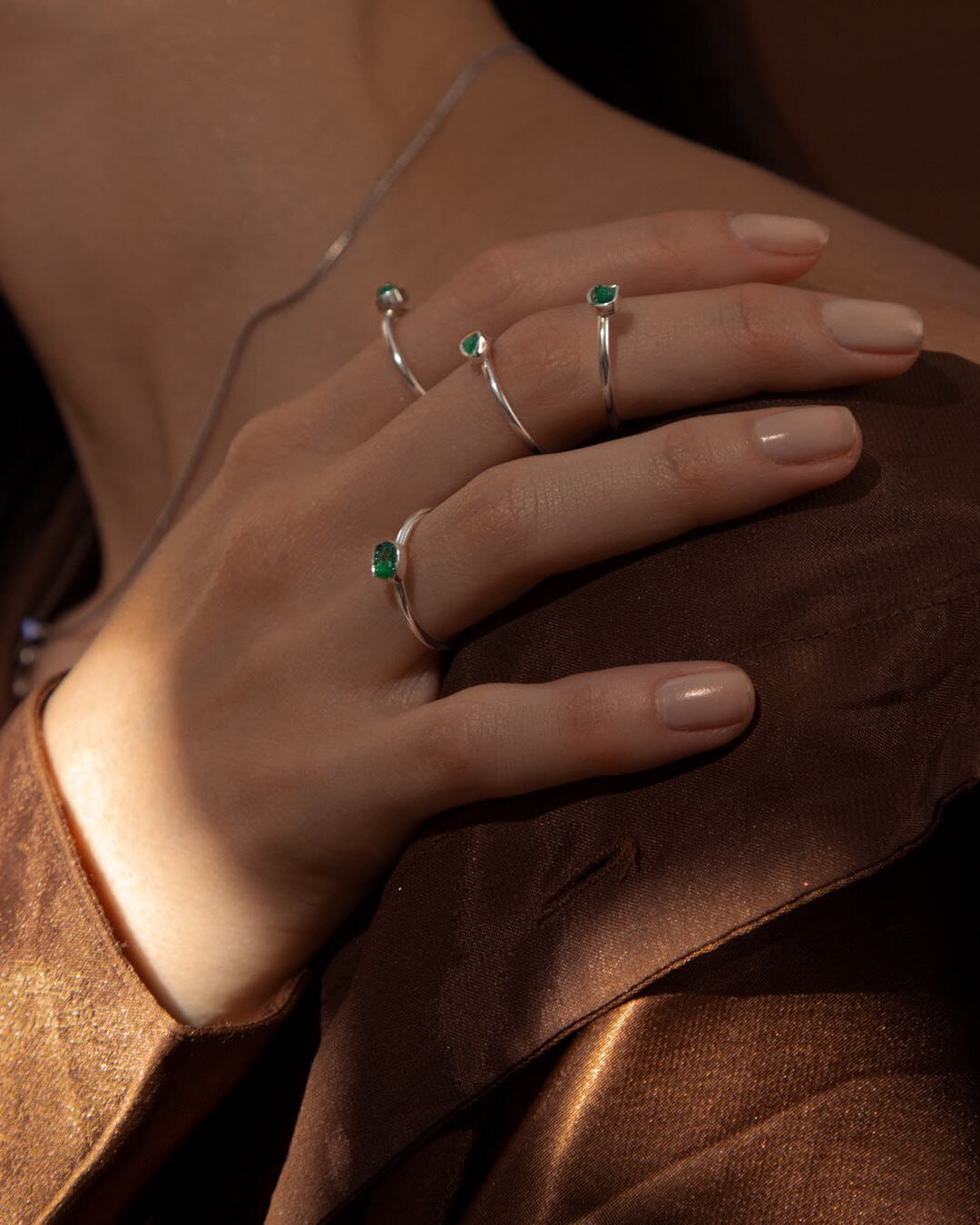 Hi there! How&rsquo;s your summer going? 
Silver emerald rings are always on my must have list! 
They&rsquo;re just do easy to match with any outfit!
Do you want a reel on how to match this babies for different occasions? 
Let me know in comments🔥
.
