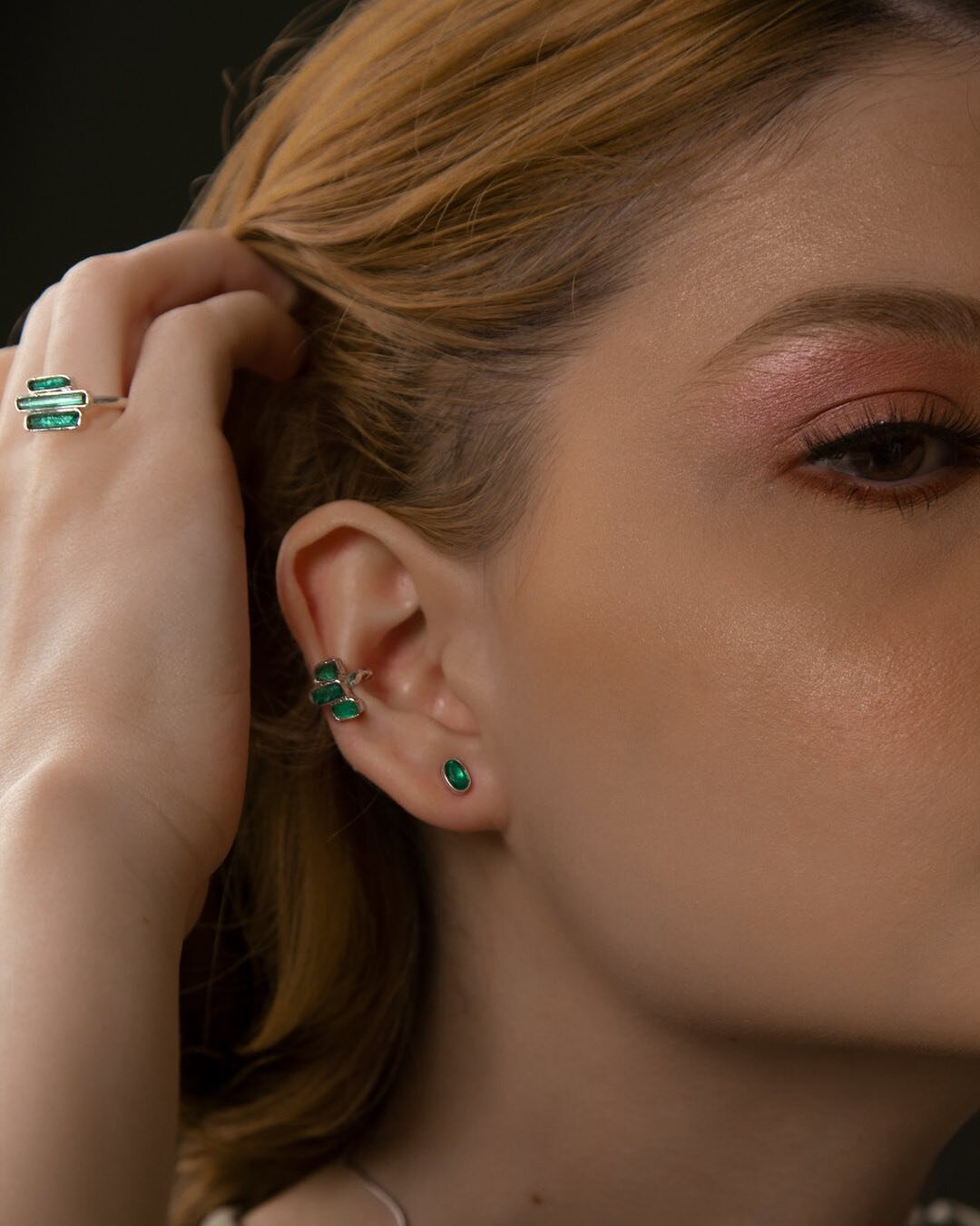 I don&rsquo;t need a caption for this. 
A wow and a sight are enough. 
She is @thekittydrunk and @mostterhenry was behind the lens 
Would you wear emerald jewelry?
Leave a comment!

.
Posted from @feedpreview.official 🙈!

#earcuff #earcuffs #earcuff