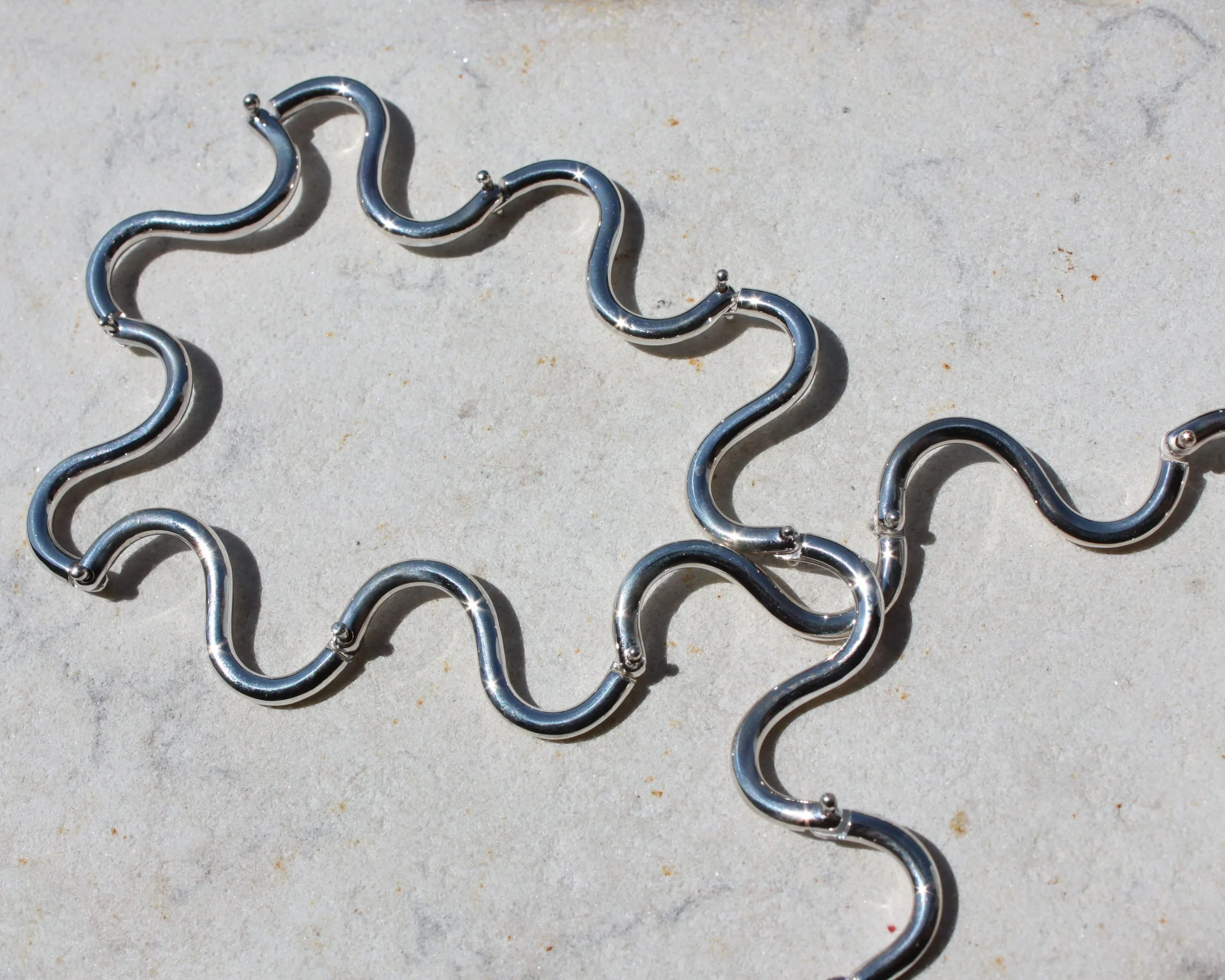 Wiggle Chain on stone - detail shot landscape 2 - HoH -.jpg