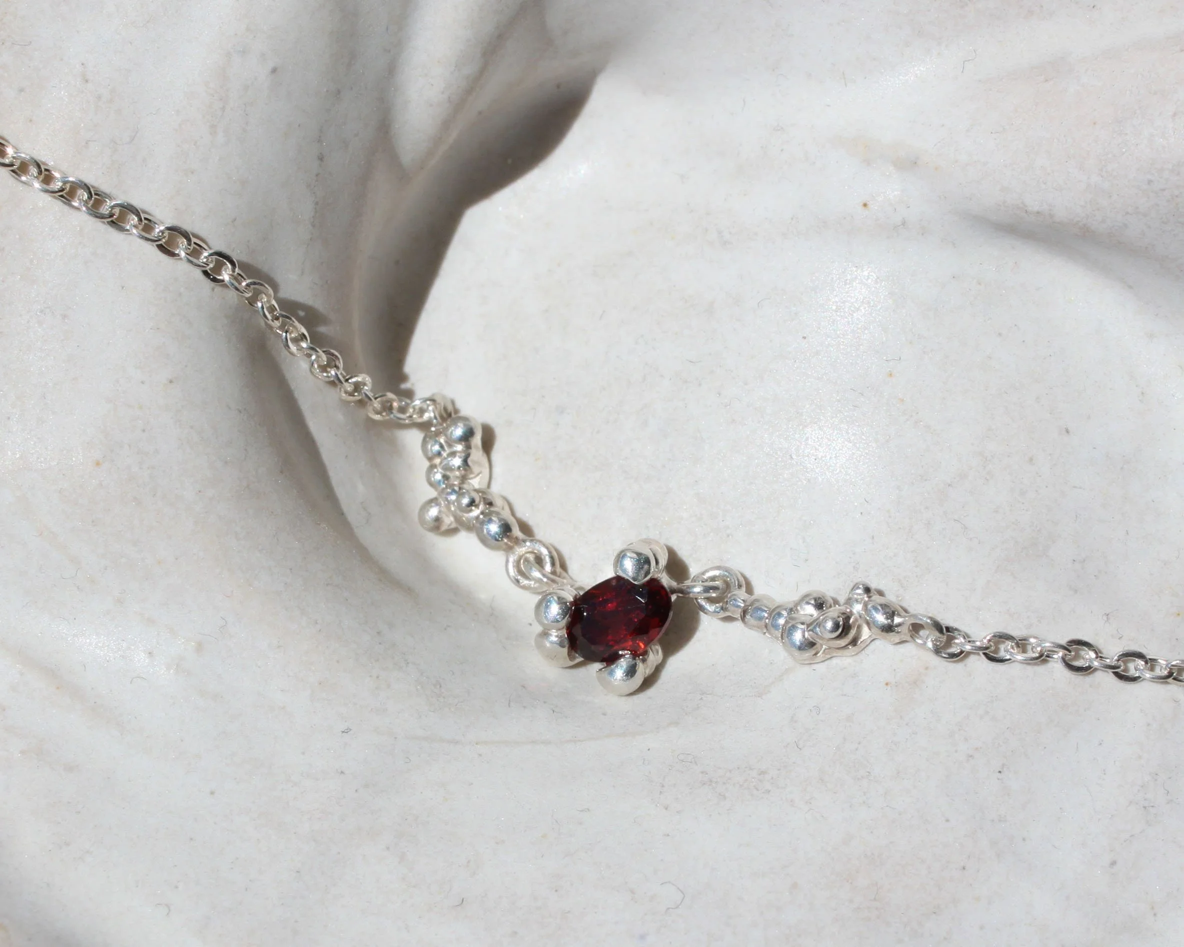 Garnet Droplet Chain on clay - Landscape - HoH - .jpg