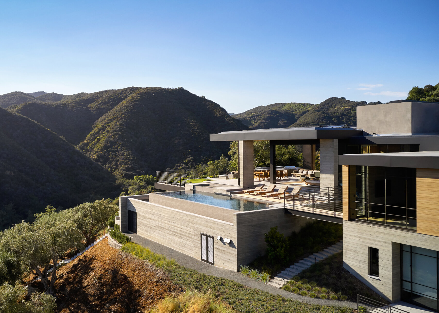 Custom luxury home builder constructed modern private residence in the Pacific Palisades neighborhood of Los Angeles featuring open layout and infinity pool. 