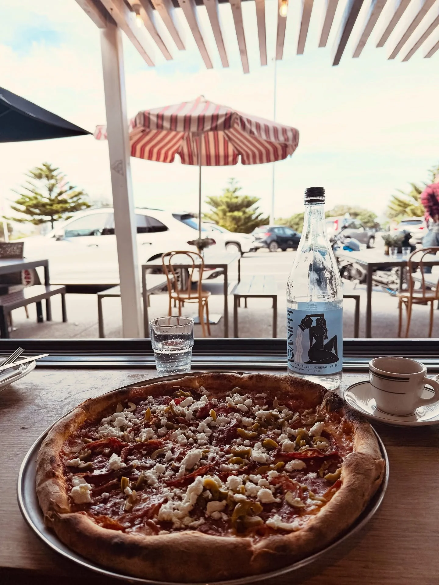 Sunny lunchtime pizza 🍕