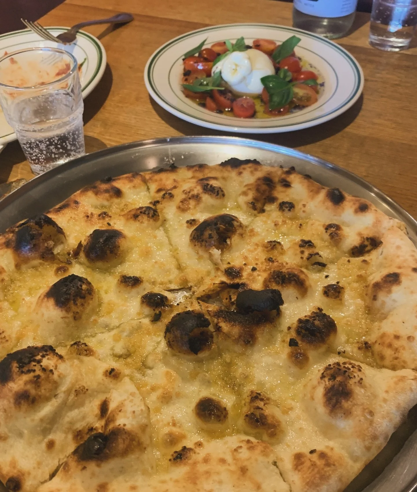 Garlic pizza and a Tomato &amp; Burrata salad, a match made in heaven 🧄 🍅 👌🏻