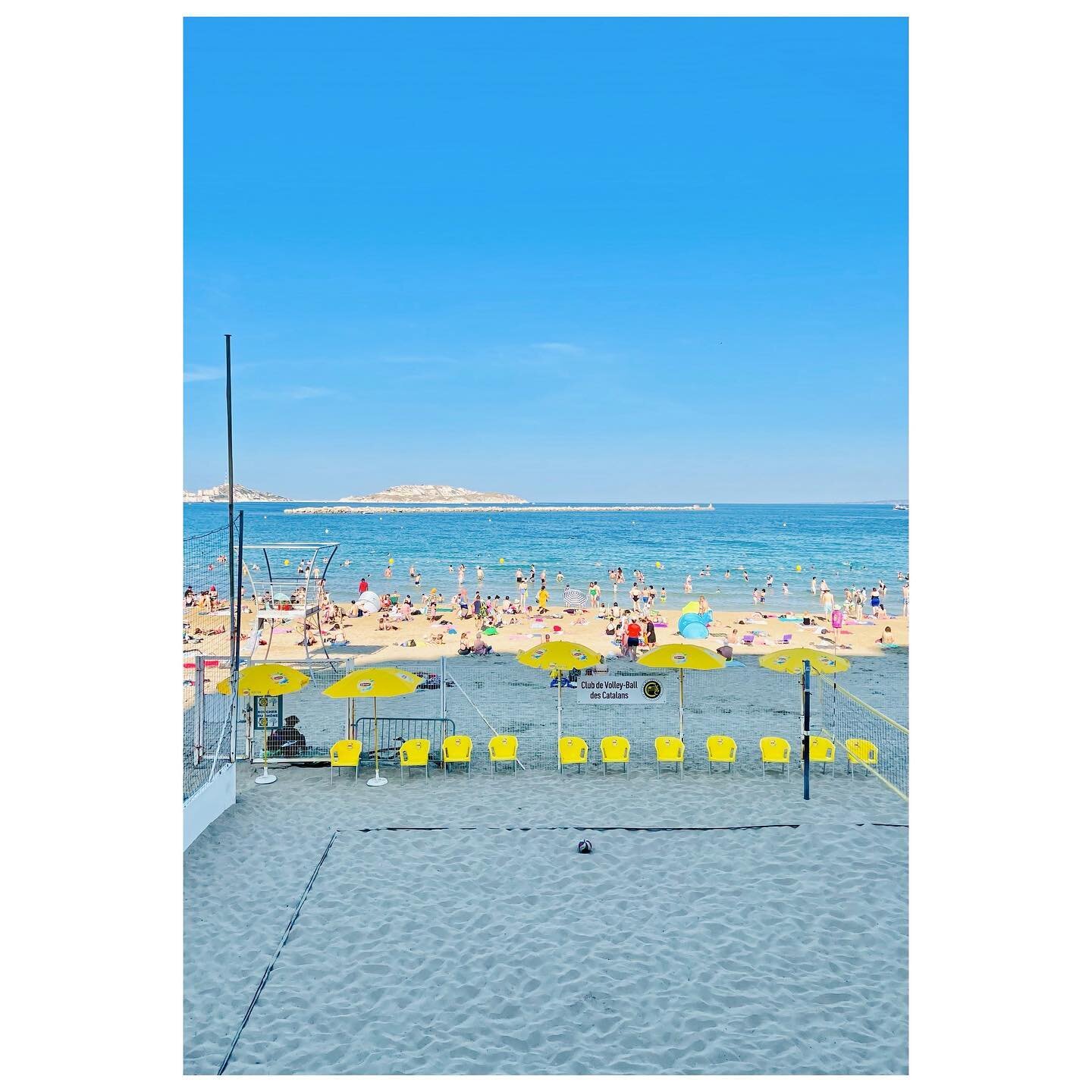 CLUB VOLLEY-BALL AVEC VUE
.
.
.
#volleyball #catalans #beachvolley #peoplephotography #beachvibes #summervibes #summerlife #plagedescatalans #shadesofblue #shadesofmagic #mediterraneansea #mediterraneanlife #sealovers #seaview #mediterranean #swimmin