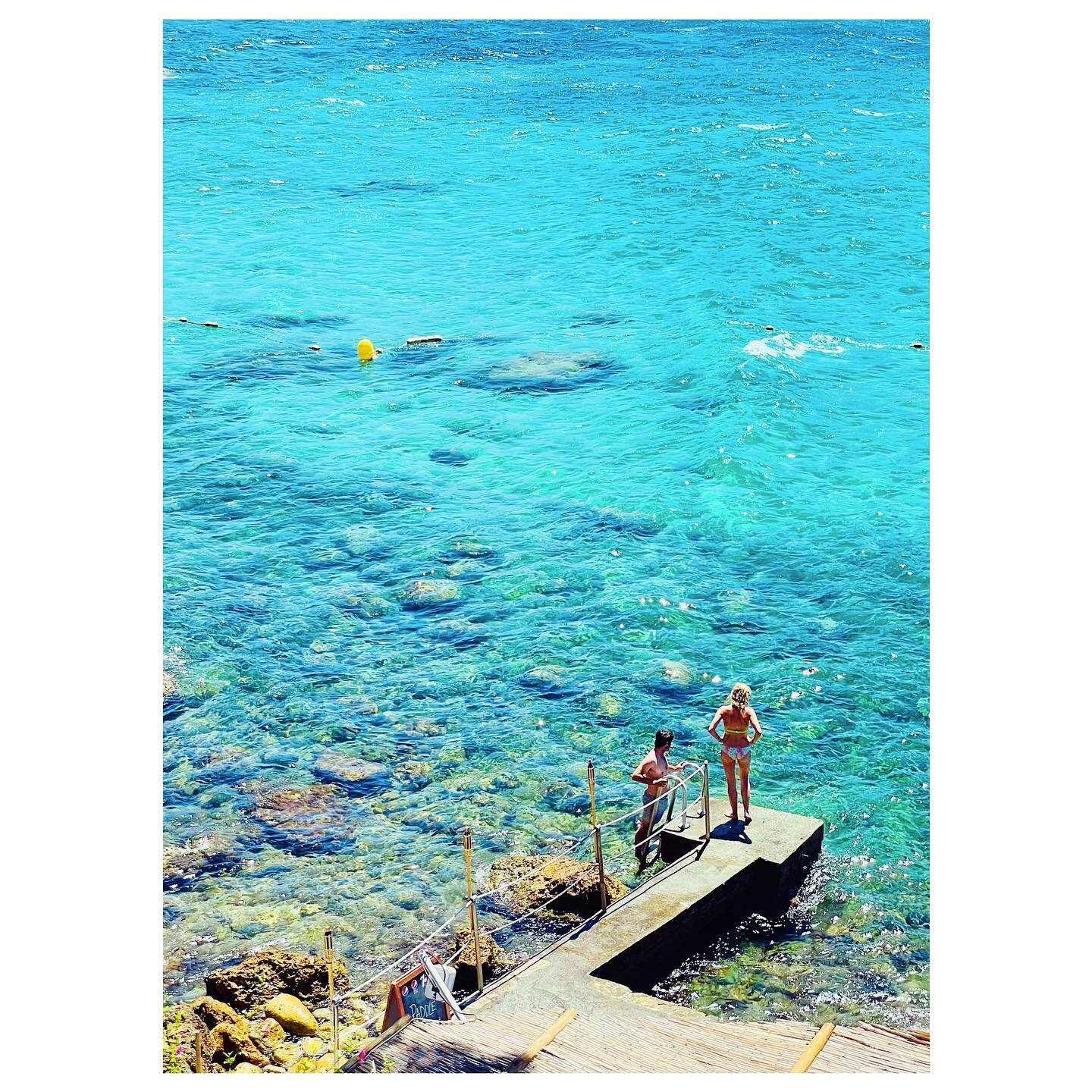 J&rsquo;Y VAIS OU J&rsquo;Y VAIS PAS 
.
.
.
#swimming_time #concrete #laddertothemoon #bluelagoon #peoplephotography #summervibes #summerlife #ladder #shadesofblue #shadesofmagic #mediterraneansea #mediterraneanlife #sealovers #seaview #swimmer #medi