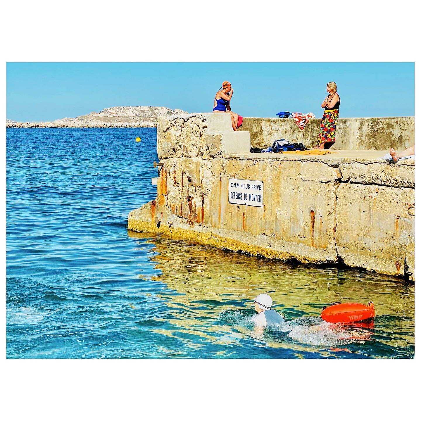 D&Eacute;FENSE DE MONTER, PERMIS DE NAGER 
.
.
.
#swimming_time #concrete #swimming #peoplephotography #summervibes #summerlife #ladder #shadesofblue #shadesofmagic #mediterraneansea #mediterraneanlife #sealovers #seaview #swimmer #mediterranean #wom