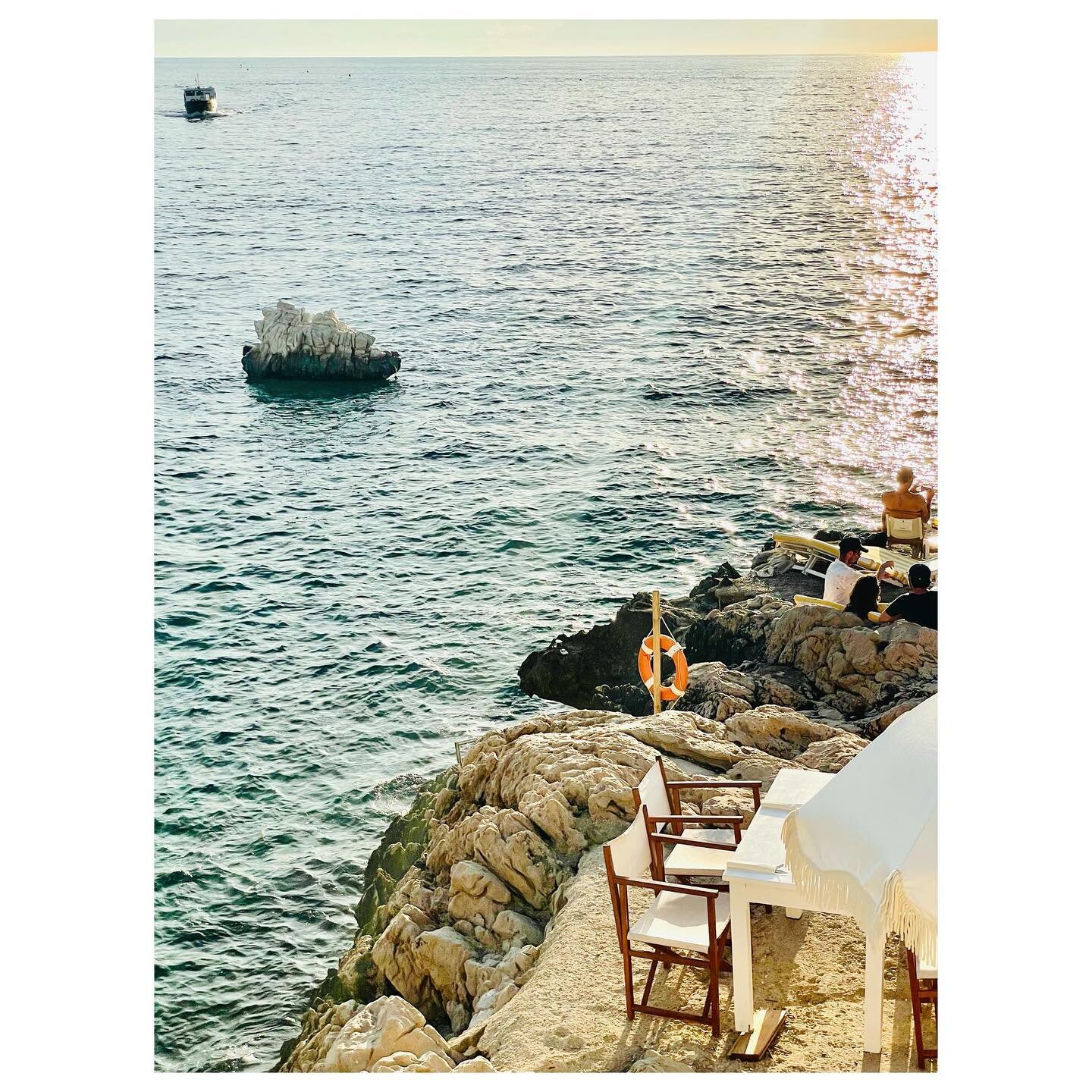 ENTRE BATEAU, ROCHER, BOU&Eacute;E &amp; CHAISES, LA MER
.
.
.
#swimming_time #beachday #aperotime #swimming #peoplephotography #summervibes #summerlife #beachlife #shadesofblue #shadesofmagic #mediterraneansea #mediterraneanlife #sealovers #tubaclub