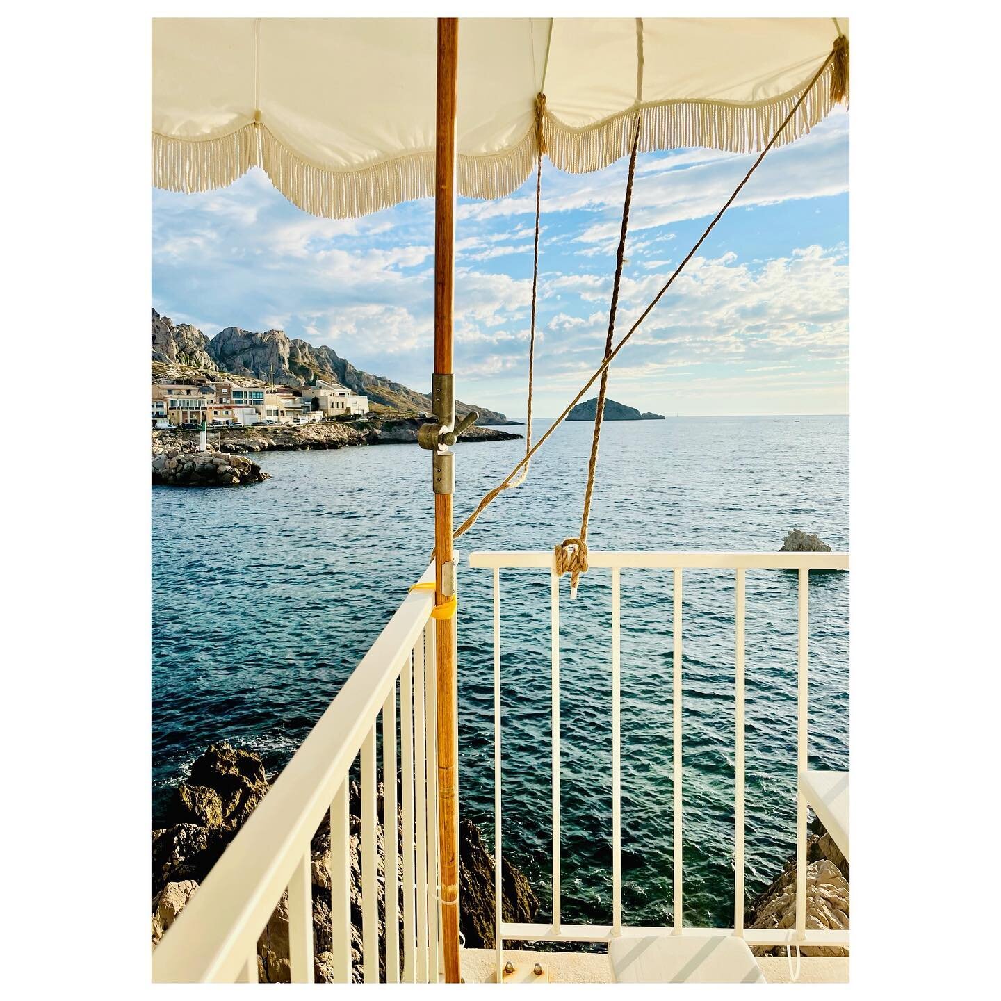 LE SOLEIL BR&Ucirc;LE SOUS LE PARASOL BLANC
.
.
.
#swimming_time #parasol #aperotime #tubaclub #peoplephotography #summervibes #summerlife #beachlife #shadesofblue #shadesofmagic #mediterraneansea #mediterraneanlife #sealovers #tubaclubmarseille #med