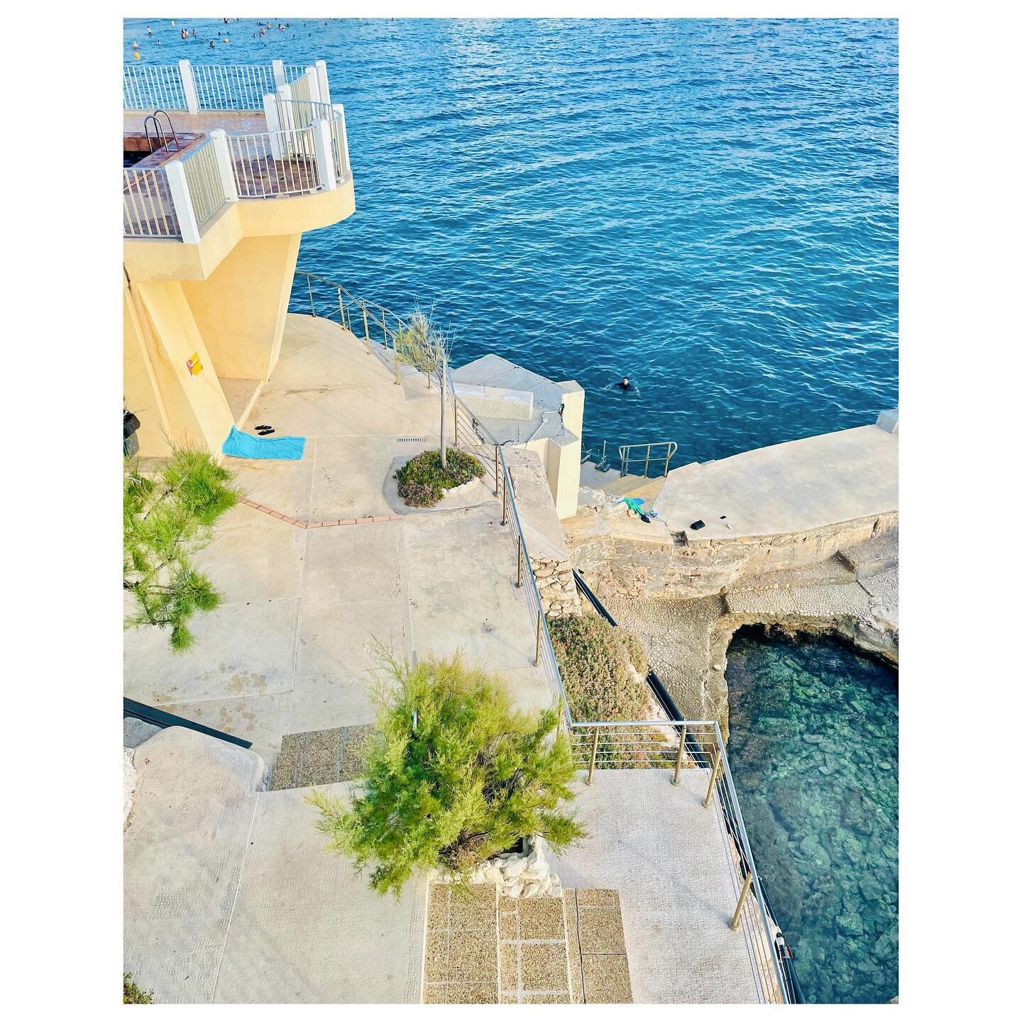 PLONGEOIR ARCHITECTURAL
.
.
.
@cnmarseille #cnmarseille #promontoire #beton #promenade #swimming #sealife #summervibes #summerlife #staircase #shadesofblue #shadesofmagic #mediterraneansea #mediterraneanlife #seaview #mediterranean #swimmingtime  #ma