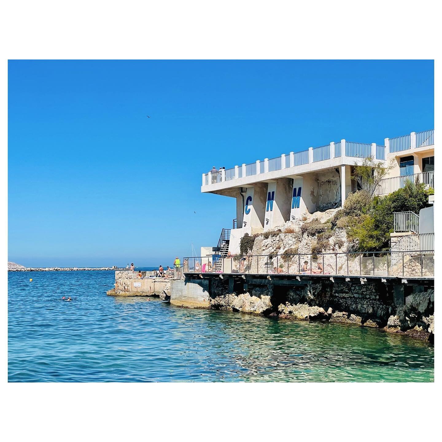 PROMONTOIRE ARCHITECTURAL
.
.
.
@cnmarseille #cnmarseille #promontoire #beton #promenade #swimming #sealife #summervibes #summerlife #staircase #shadesofblue #shadesofmagic #mediterraneansea #mediterraneanlife #seaview #mediterranean #swimmingtime  #