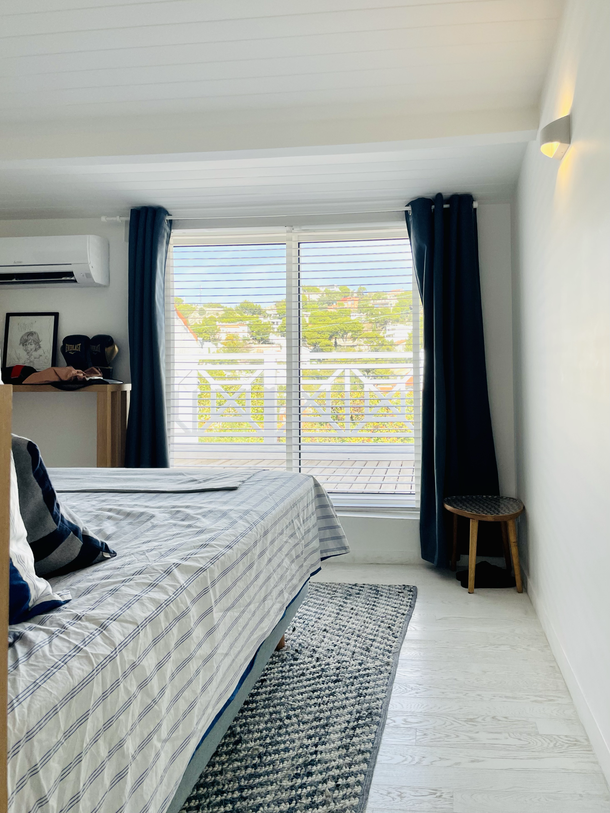 Au cœur du quartier très prisé du Roucas Blanc, avec une vue imprenable sur la Bonne Mère, cette maison de ville à la configuration atypique a fait l’objet d’une rénovation complète, pensée comme une parenthèse d’élégance et de douceur de vivre. Insp