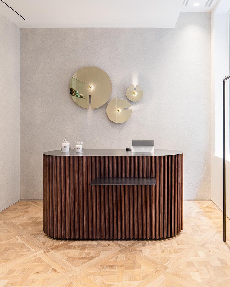 Pour leur boutique flagship dans le centre-ville d’Aix-en-Provence, les créateurs de la marque de prêt-à-porter premium Reiko Jeans collabore à nouveau avec VAGHARCHAK Architecture & Design.