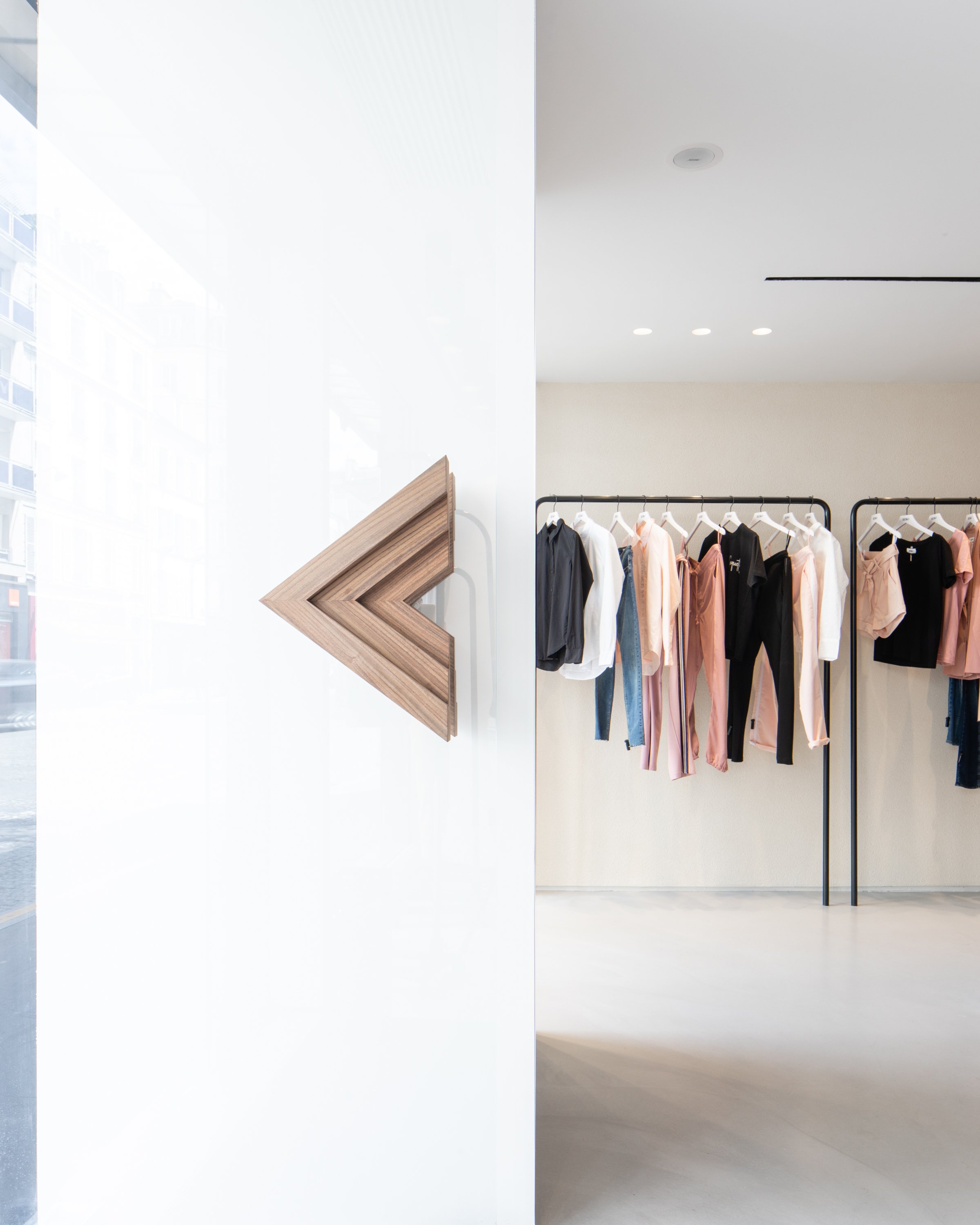 Pour leur première boutique parisienne, de la marque Reiko Jeans la mission de créer un espace à la hauteur de leur vision : à la fois élégant, raffiné et audacieux. Située dans le quartier prestigieux de Passy, cette boutique se veut un lieu unique,