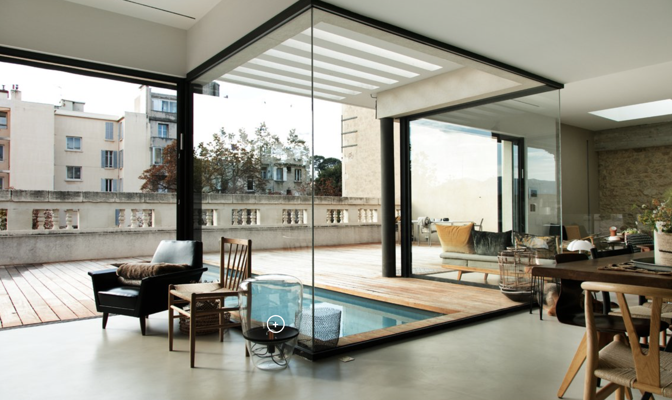 Situé dans les hauteurs des collines marseillaises, cet hôtel particulier en triplex est complètement repensé créer un espace à la fois fluide et épuré, en harmonie avec l’environnement naturel, tout en intégrant les aspirations du client : une atmos