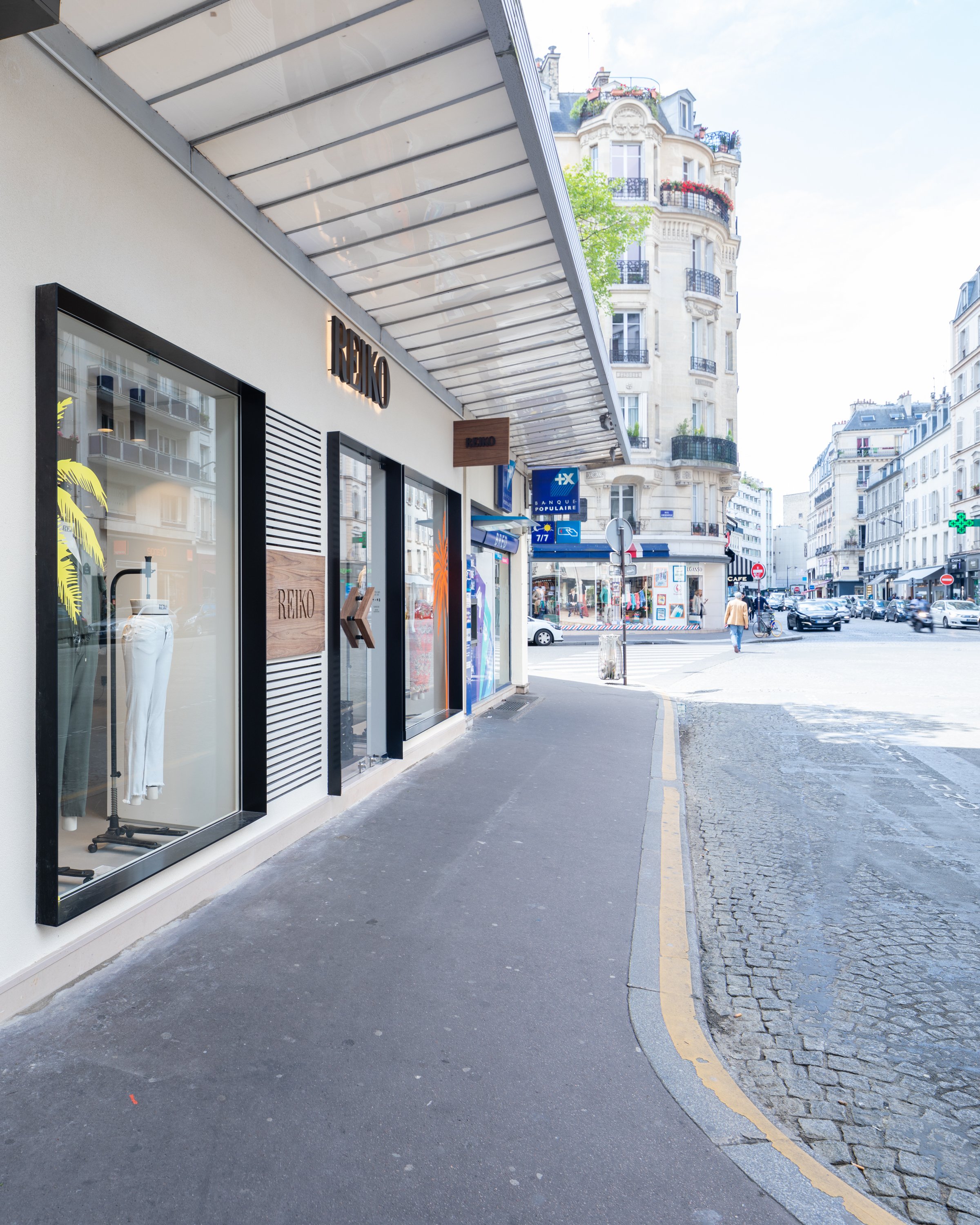 Pour leur première boutique parisienne, de la marque Reiko Jeans la mission de créer un espace à la hauteur de leur vision : à la fois élégant, raffiné et audacieux. Située dans le quartier prestigieux de Passy, cette boutique se veut un lieu unique,