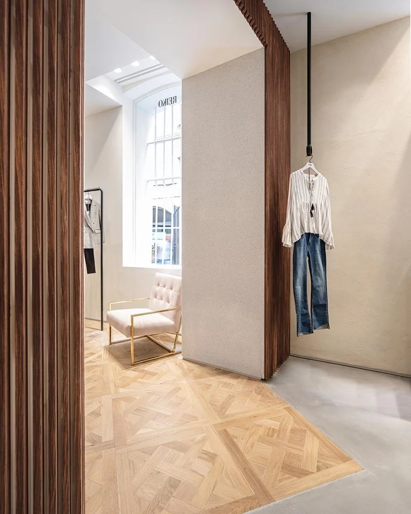 Pour leur boutique flagship dans le centre-ville d’Aix-en-Provence, les créateurs de la marque de prêt-à-porter premium Reiko Jeans collabore à nouveau avec VAGHARCHAK Architecture & Design.