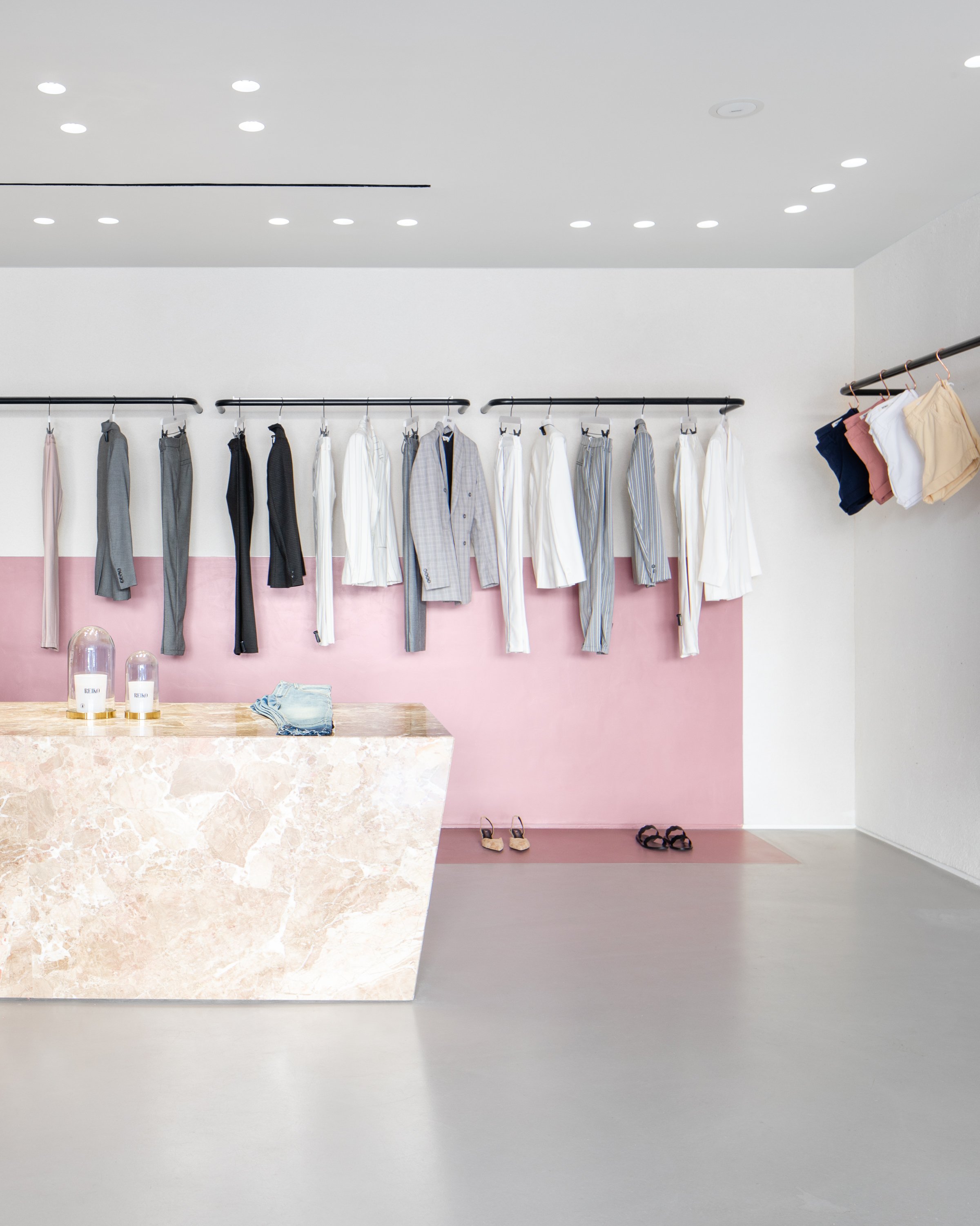 Pour leur première boutique parisienne, de la marque Reiko Jeans la mission de créer un espace à la hauteur de leur vision : à la fois élégant, raffiné et audacieux. Située dans le quartier prestigieux de Passy, cette boutique se veut un lieu unique,