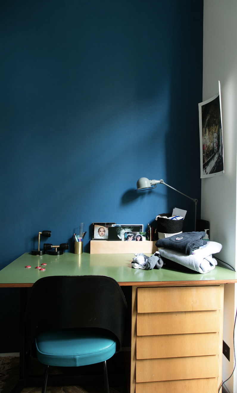 Situé dans les hauteurs des collines marseillaises, cet hôtel particulier en triplex est complètement repensé créer un espace à la fois fluide et épuré, en harmonie avec l’environnement naturel, tout en intégrant les aspirations du client : une atmos