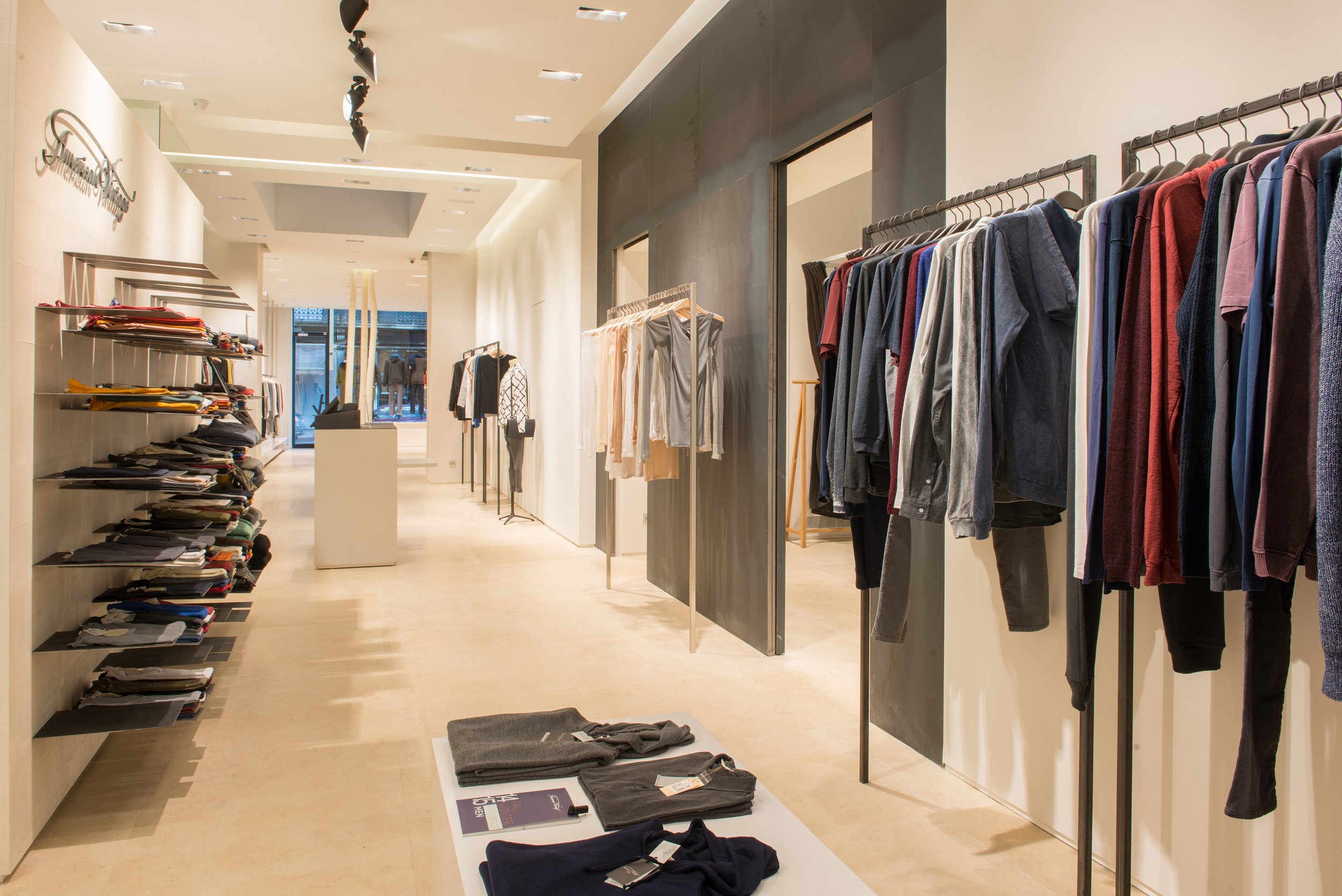De 2013 à 2017, une collaboration fructueuse avec American Vintage a permis de concevoir et de réaliser plus d’une centaine de points de vente à travers le monde. Ce projet ambitieux a couvert des boutiques en nom propre, des franchises, des corners,