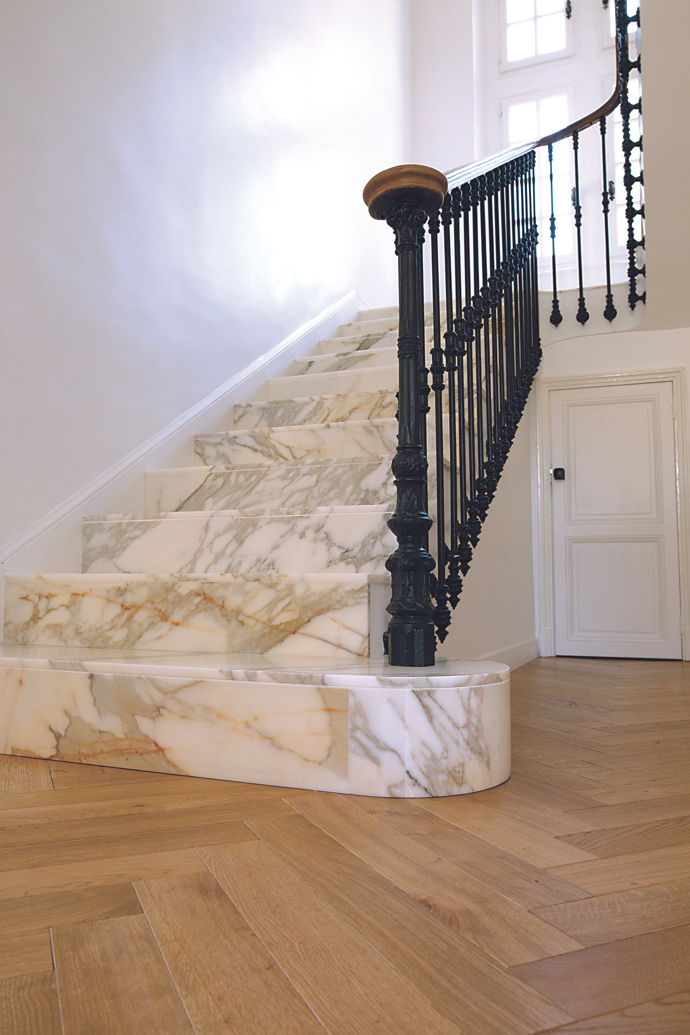 Nichée dans un quartier résidentiel et familial du 12e arrondissement de Marseille, cette maison de maître a fait l’objet d’une rénovation complète, pensée pour accueillir une grande famille avec trois enfants. L’enjeu ? Réconcilier espace et intimit