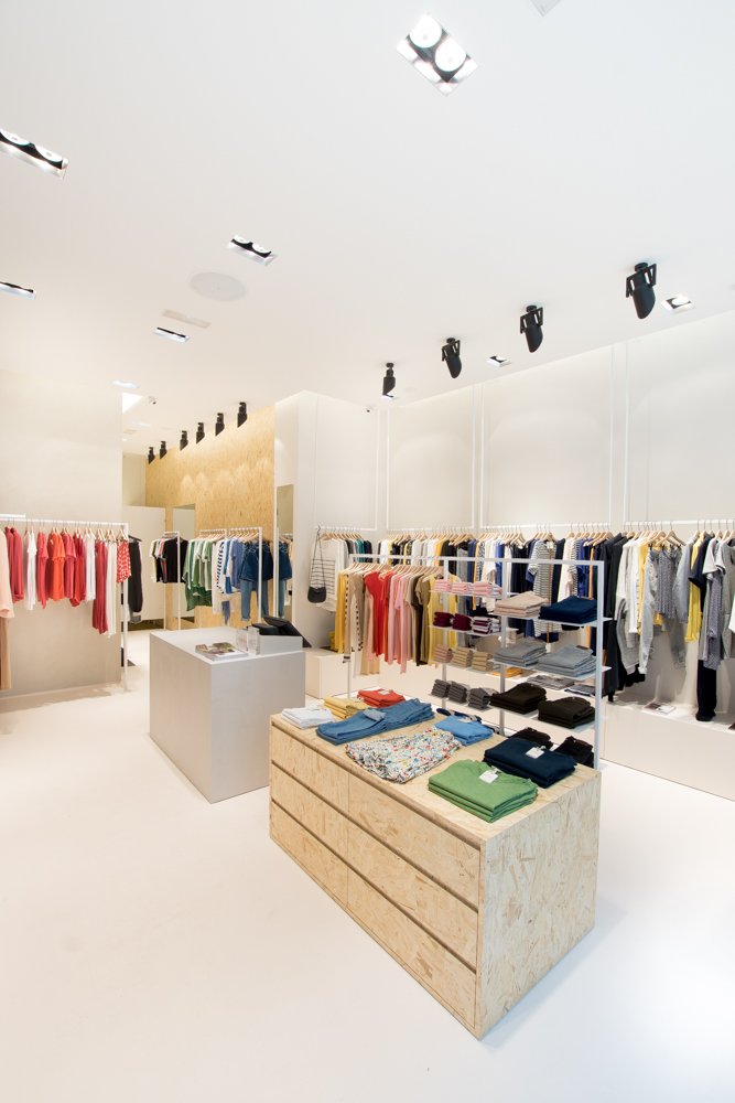 De 2013 à 2017, une collaboration fructueuse avec American Vintage a permis de concevoir et de réaliser plus d’une centaine de points de vente à travers le monde. Ce projet ambitieux a couvert des boutiques en nom propre, des franchises, des corners,