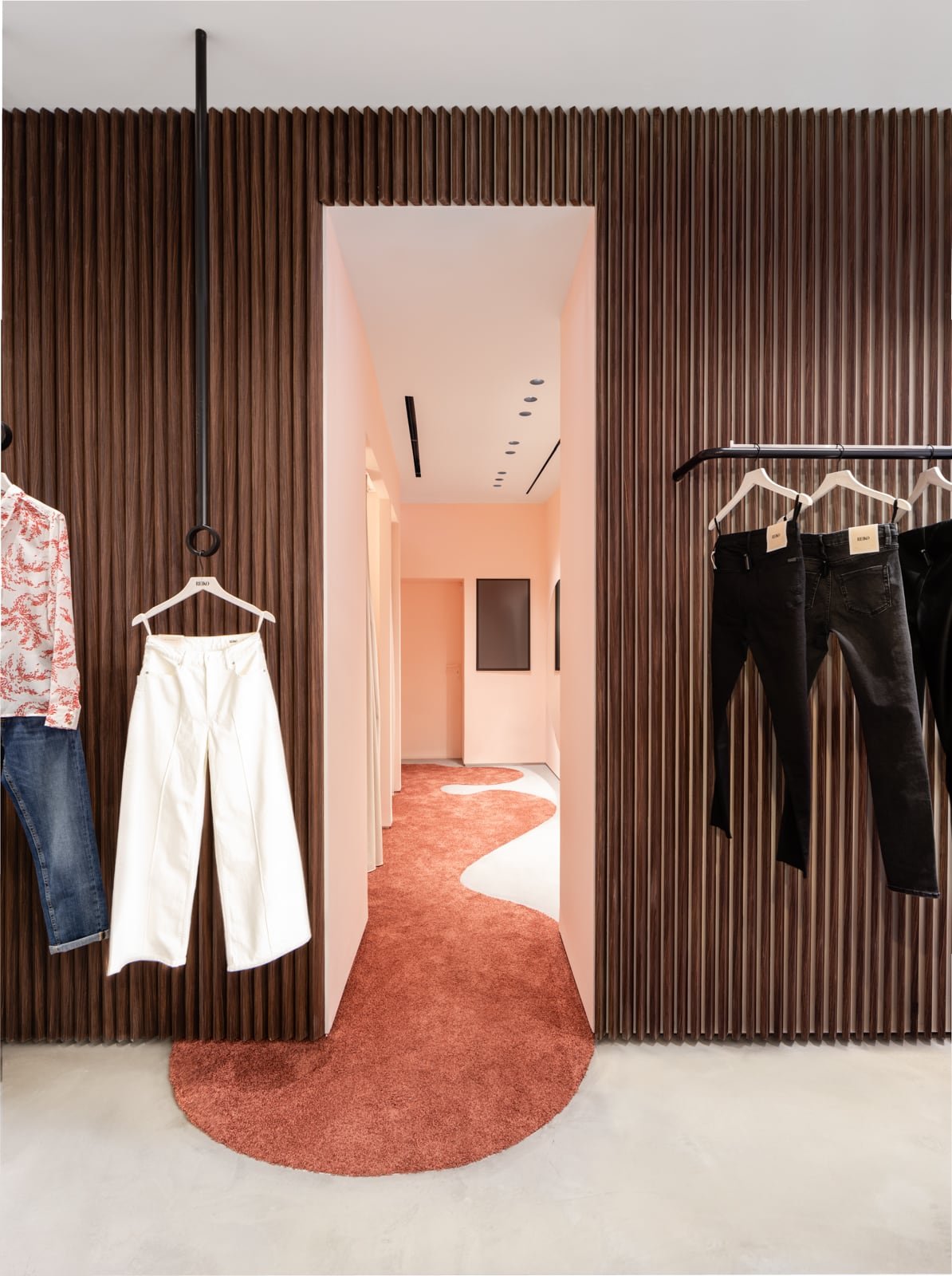 Pour leur boutique flagship dans le centre-ville d’Aix-en-Provence, les créateurs de la marque de prêt-à-porter premium Reiko Jeans collabore à nouveau avec VAGHARCHAK Architecture & Design.